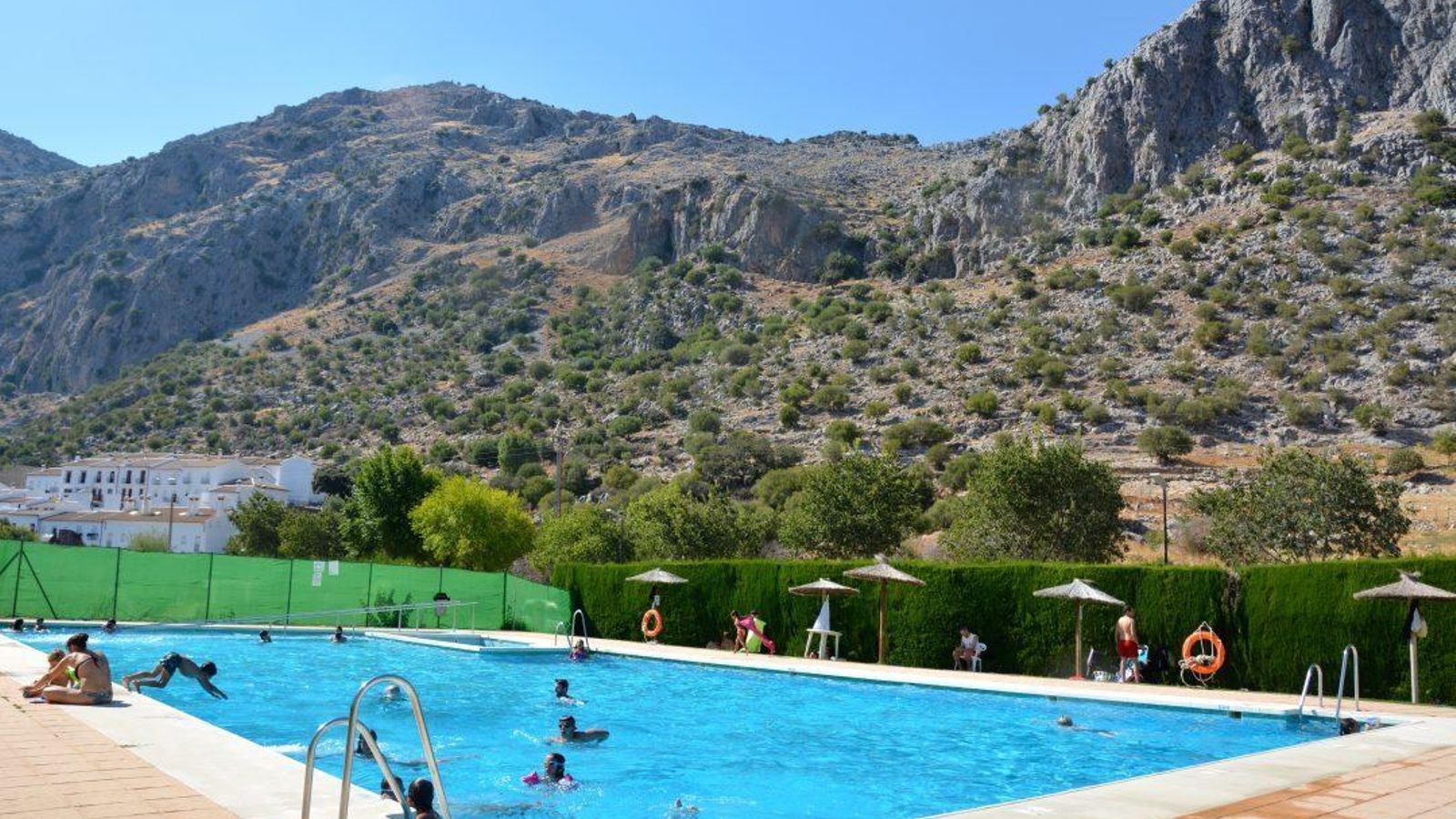 Piscina de Villaluenga.