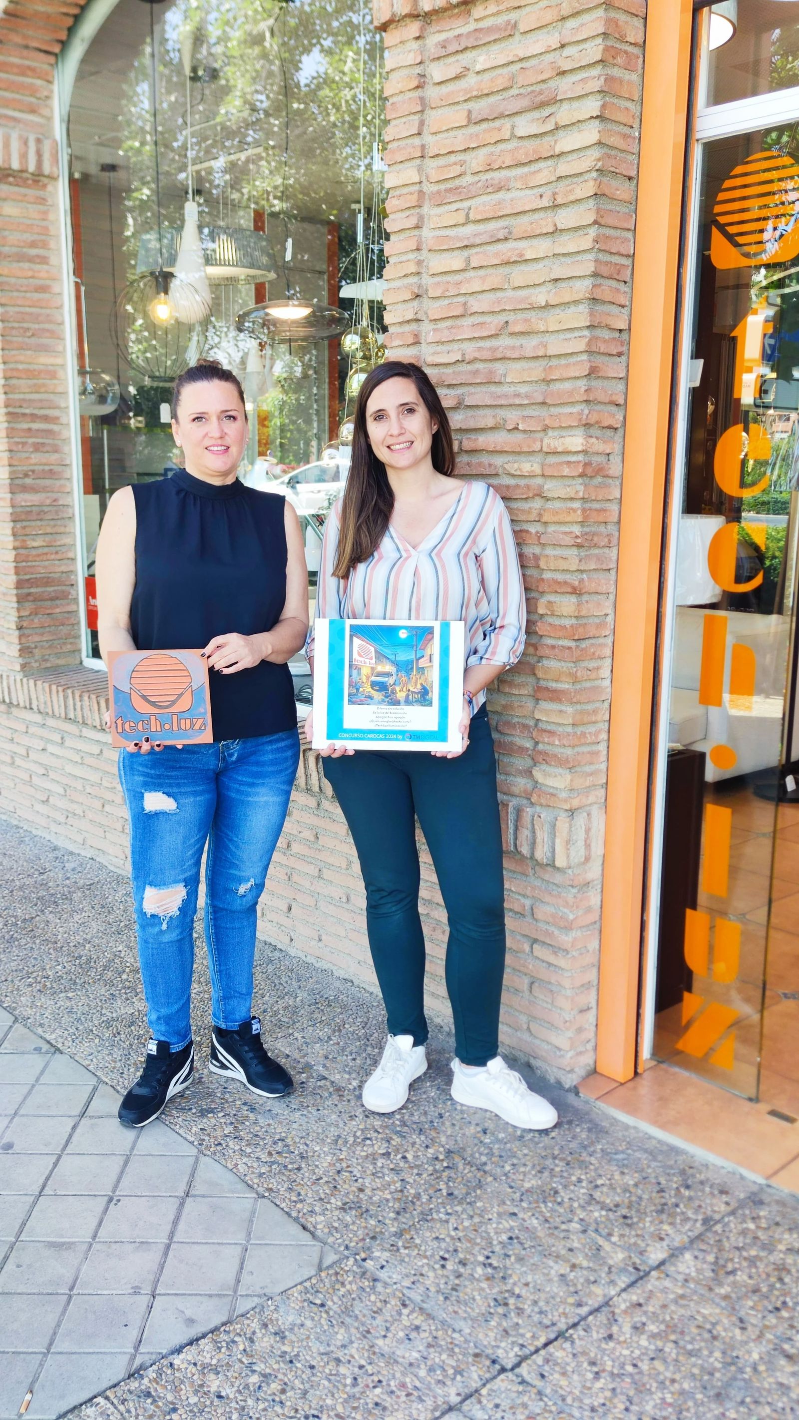 La CEO de TM Digital, Claudia Fuentes (derecha) cargando una de las carocas que participaron.