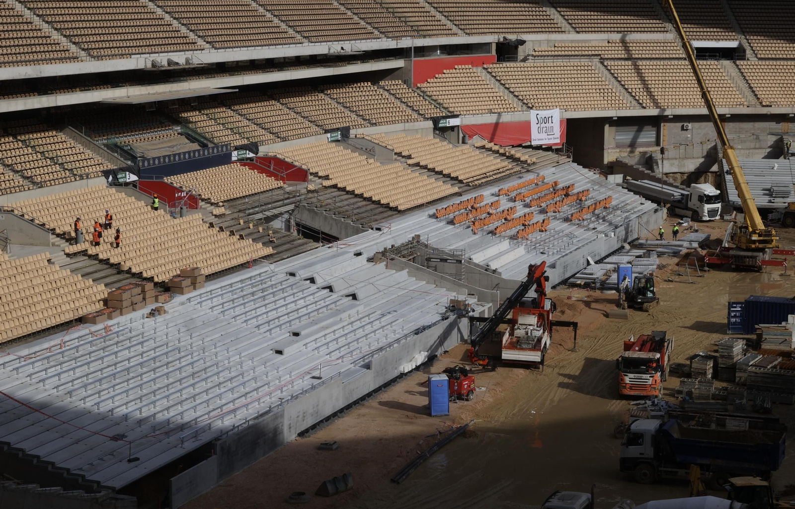 Visita del presidente de la R Federación Española de Fútbol a las obras del  Estadio de La Cartuja