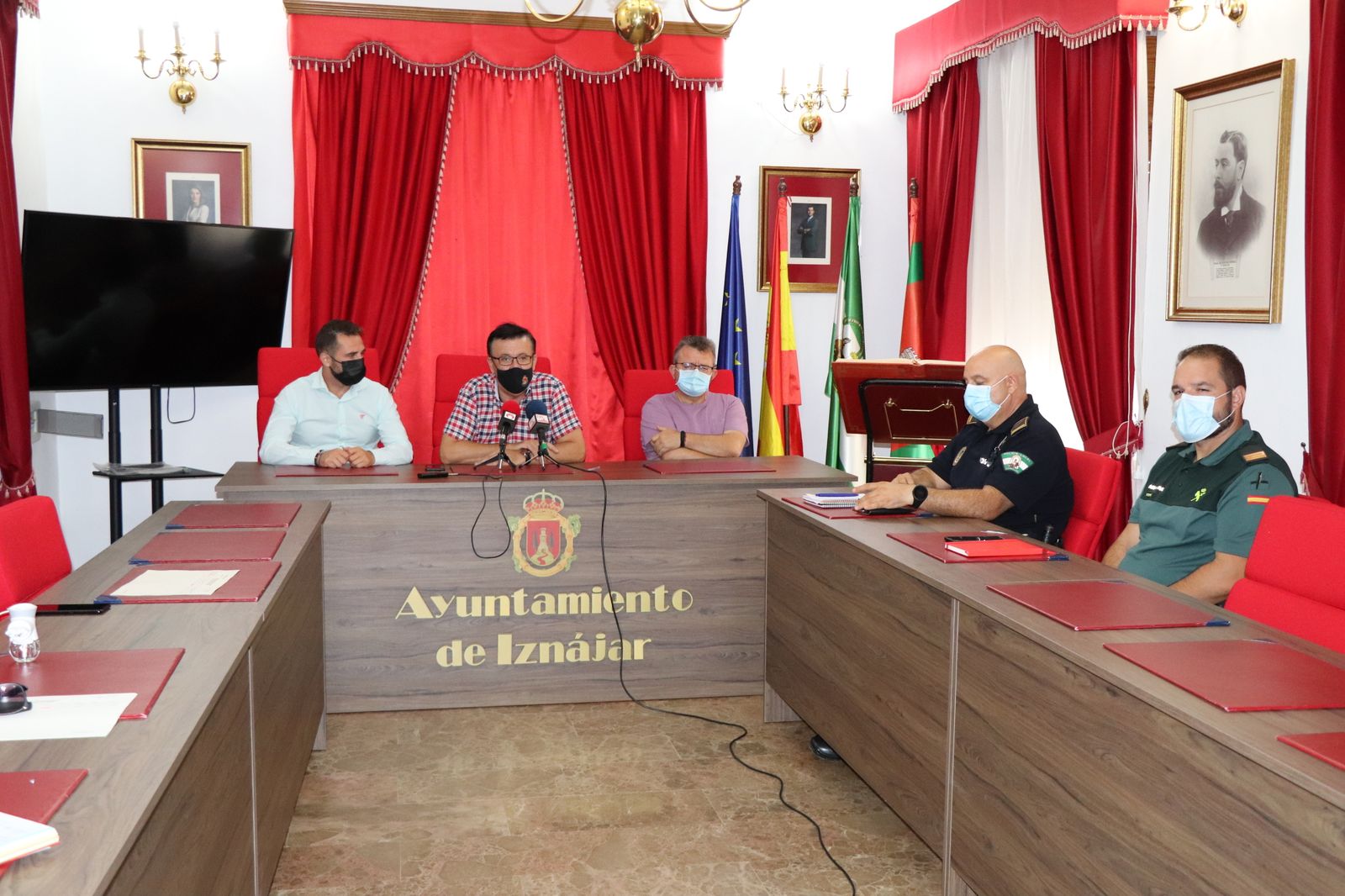 Rueda de prensa del alcalde en el Ayuntamiento iznajeño.