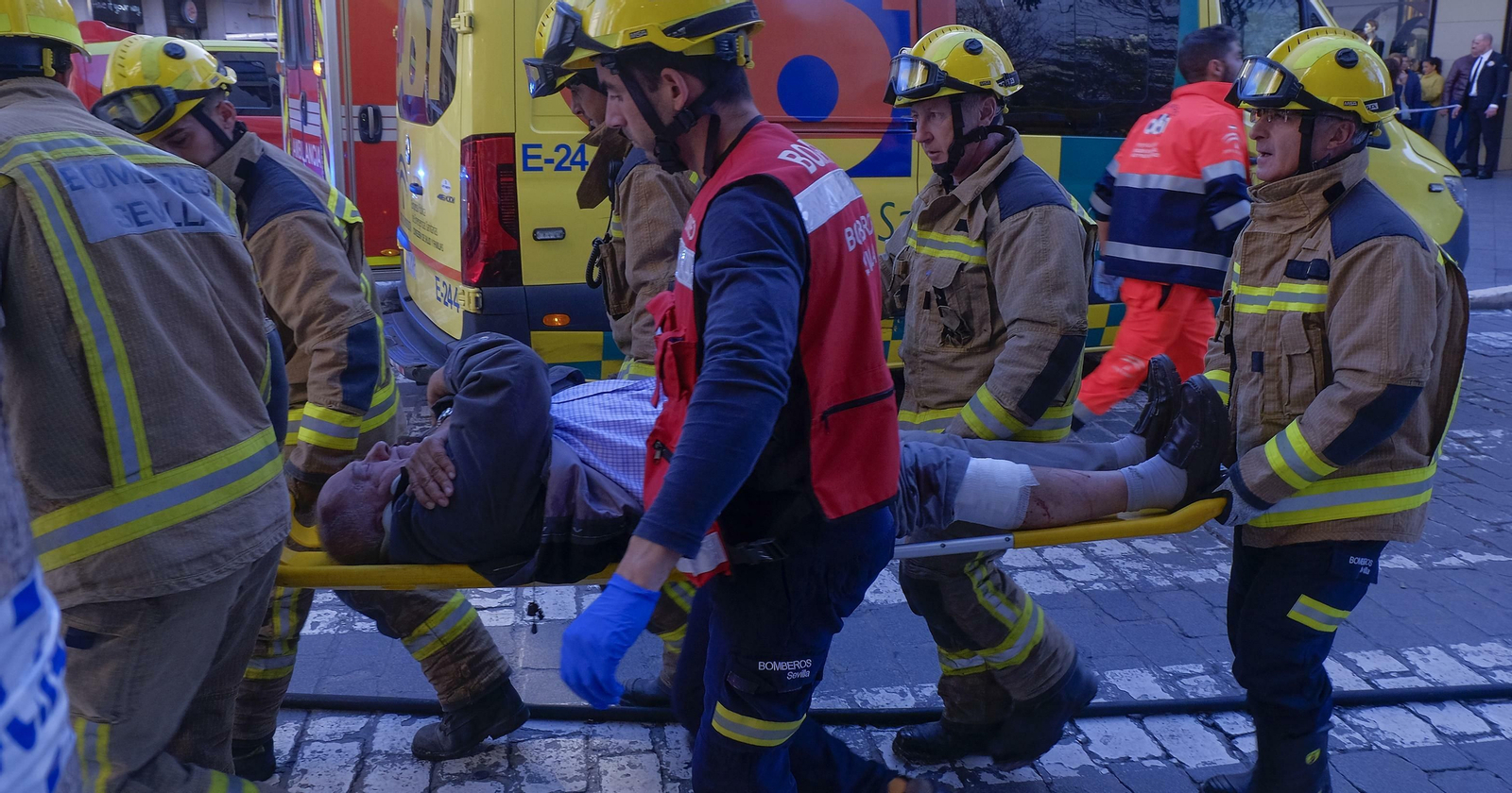 Imágenes del accidente de un microbús de Tussam en la Campana