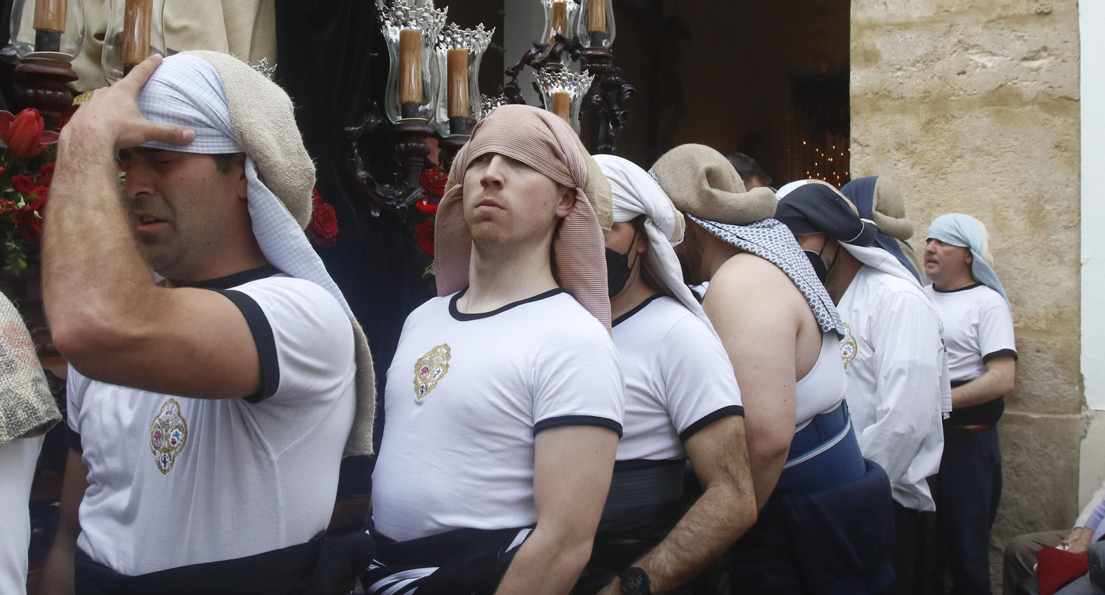 Varios costaleros, durante la salida de la iglesia del Señor del Perdón.