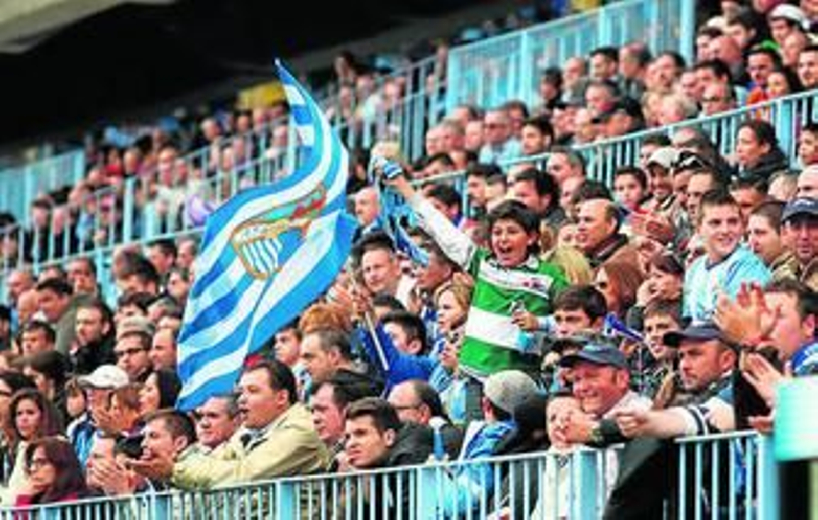 Schuster, con JIM al fondo, gesticula en el partido.