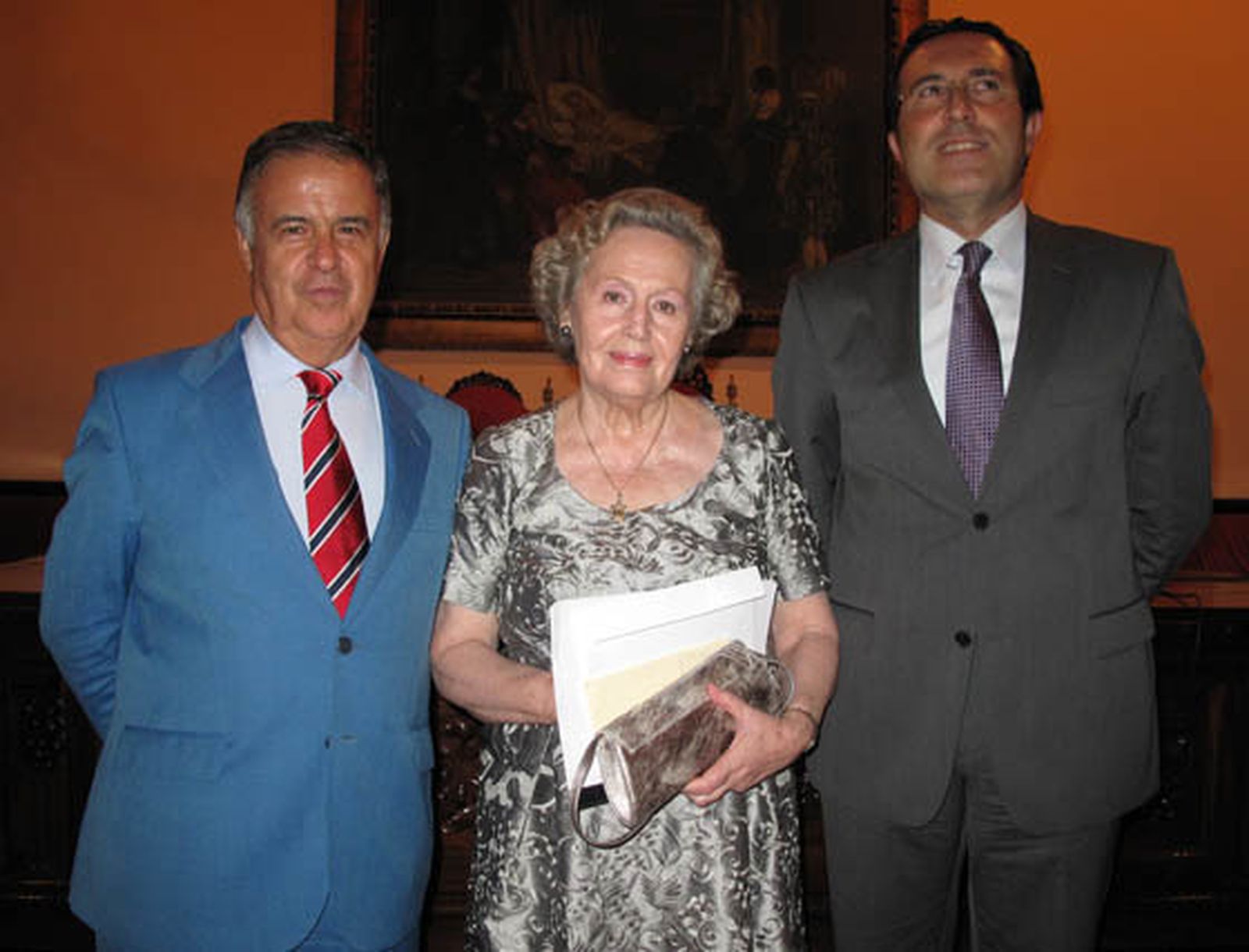 Antonio Ojeda, presidente del Consejo General del Notariado y decano del Colegio Notarial de Andalucía; María de los Ángeles Infante, presidenta de la Fundación Blas Infante, y Emilio Esteban-Hanza, notario de Alhaurín el Grande (Málaga), que realizó una semblanza de la trayectoria profesional y humana de Blas Infante.  Foto: Victoria Ramírez