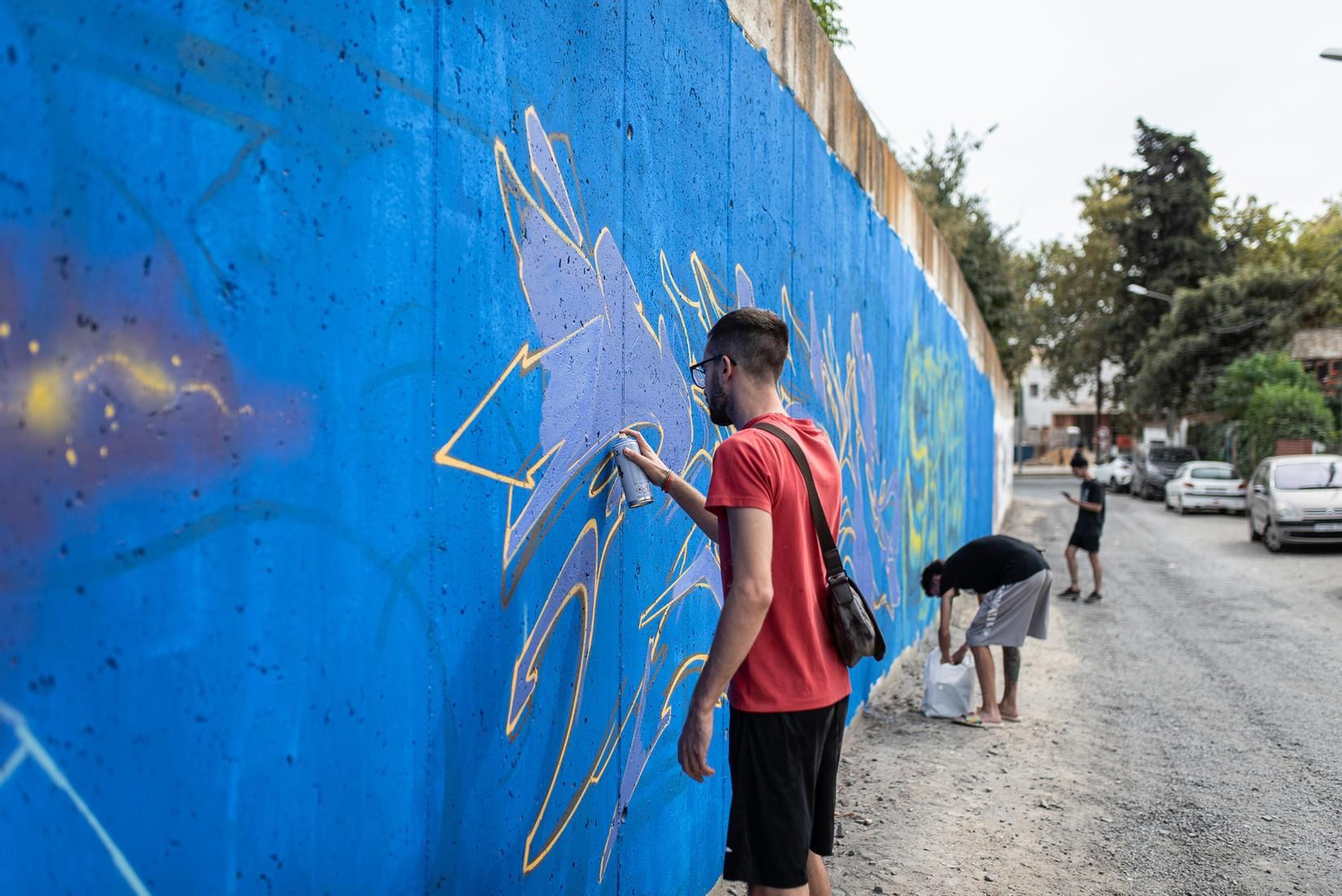 Grupo de jóvenes realiza grafitis.