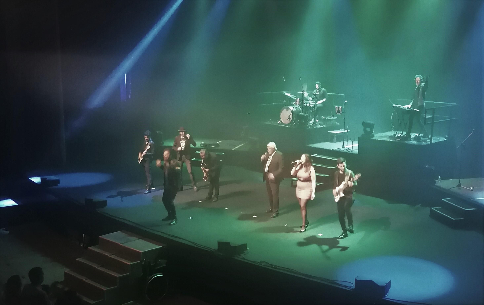 Los artistas sobre el escenario interpretando ‘Pacto de caballeros’.