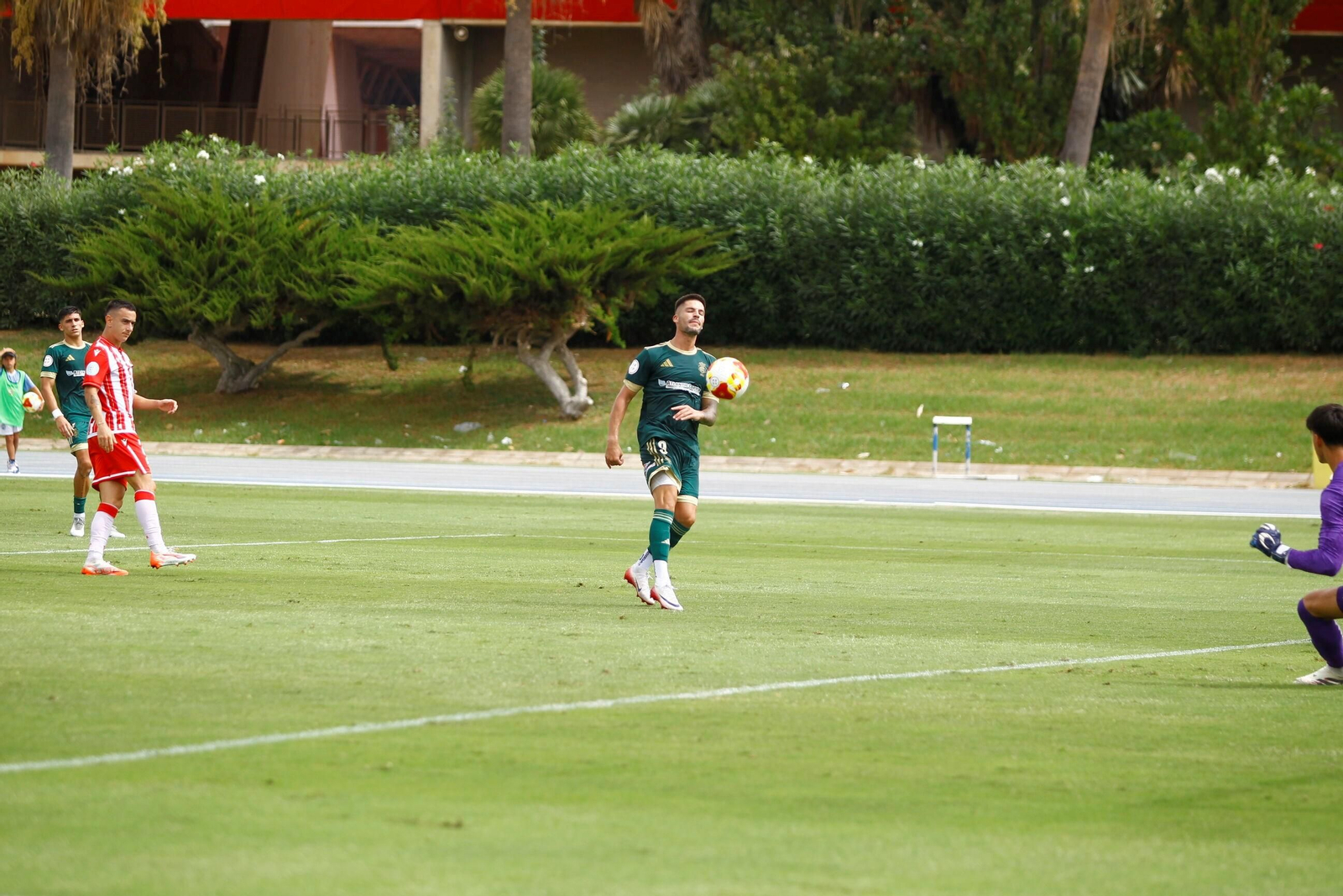 Caye Quintana en el duelo ante el Almería B.
