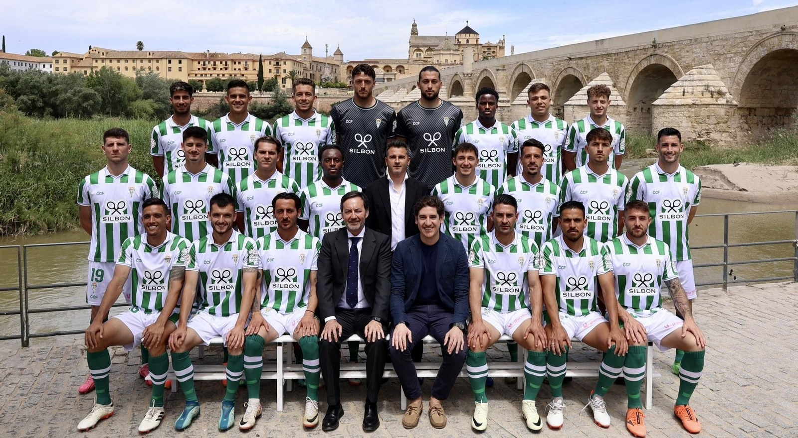 La plantilla blanquiverde posa ante la Mezquita y el Puente Romano.