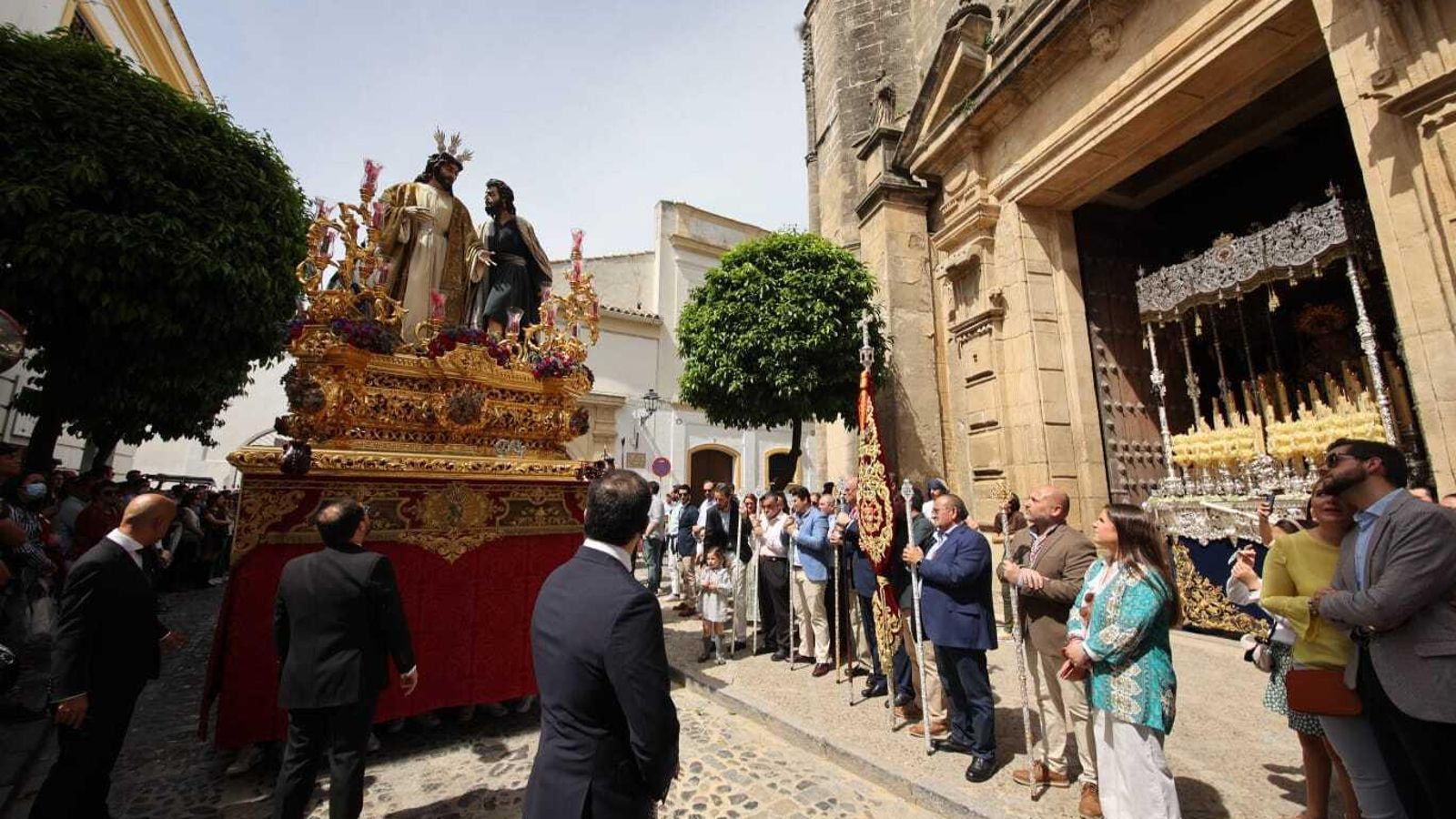 La Clemencia frente al palio de la hermandad de La Cena, en San Marcos. La Clemencia frente al palio de la hermandad de La Cena, en San Marcos.