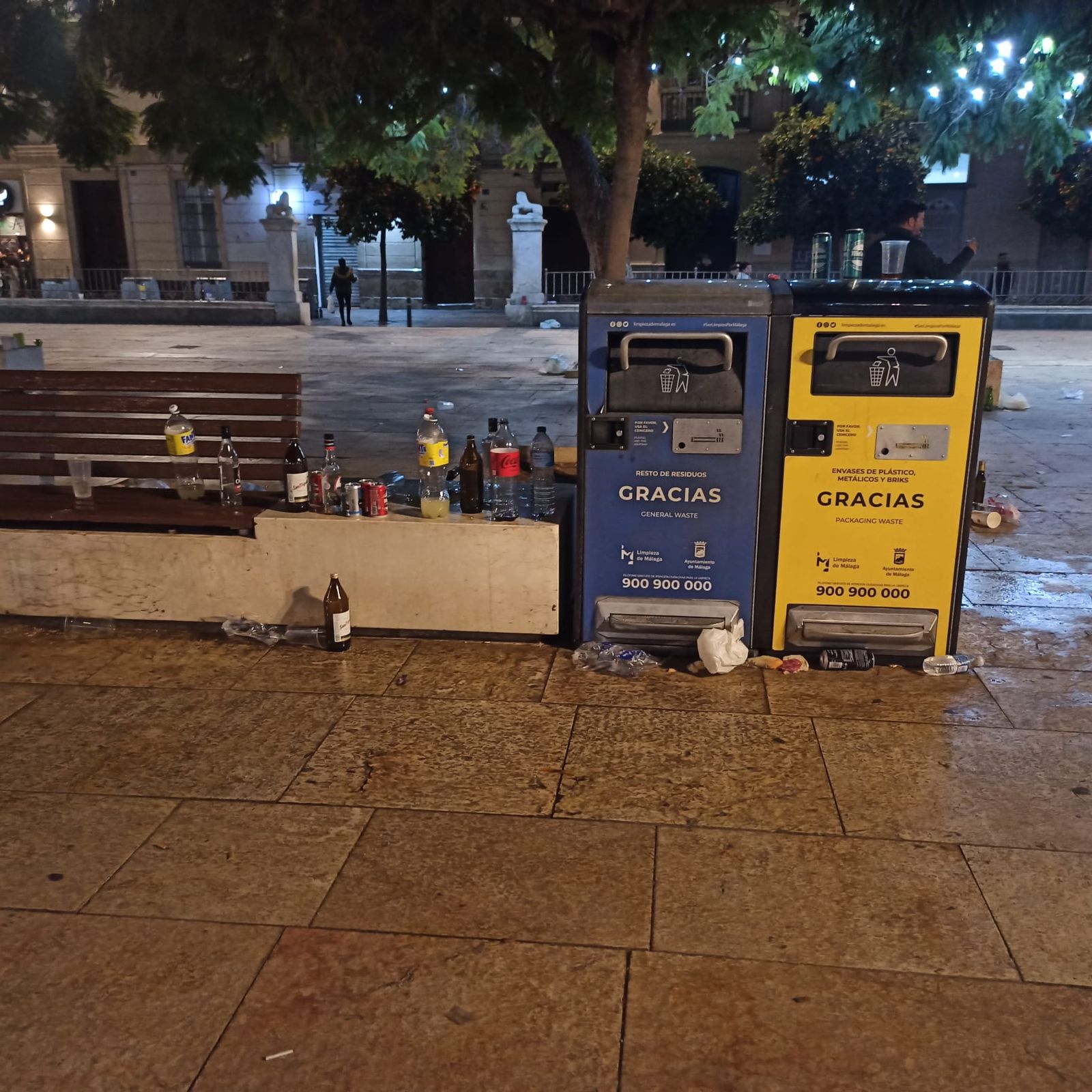 La plaza de la Merced de Málaga, con Picasso, llena de basura tras el paso de los ultras del Atlético
