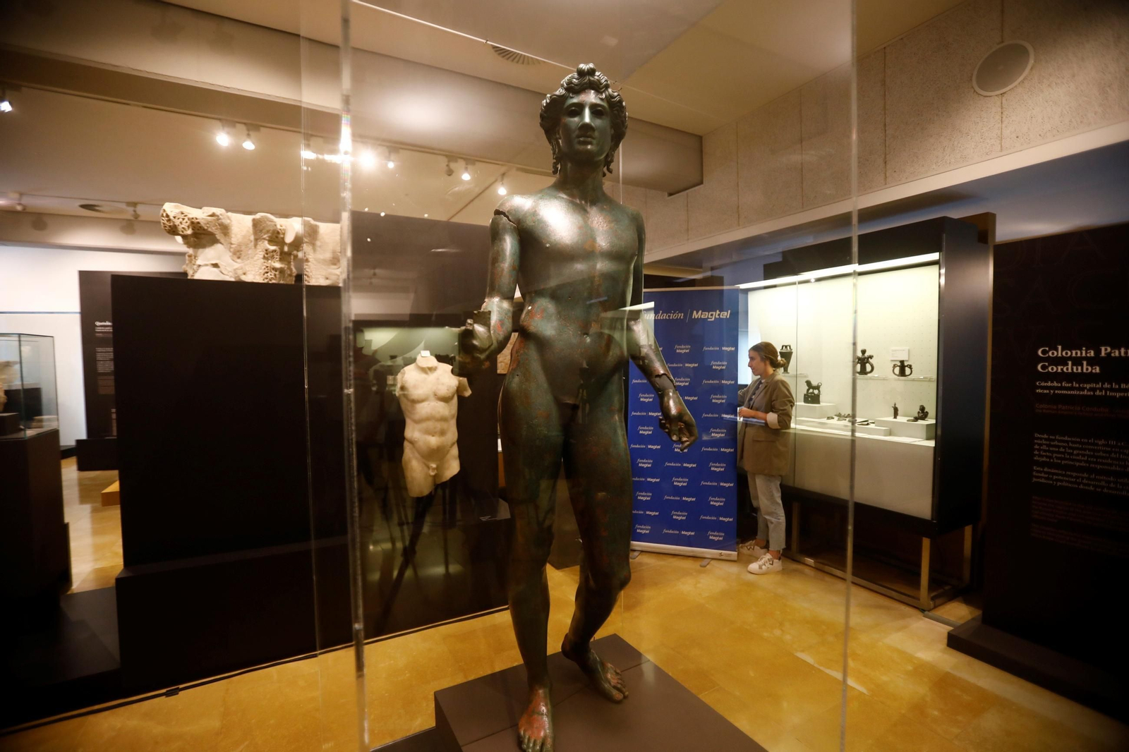 Los efebos de Pedro Abad ya lucen en el Museo Arqueológico de Córdoba, en imágenes