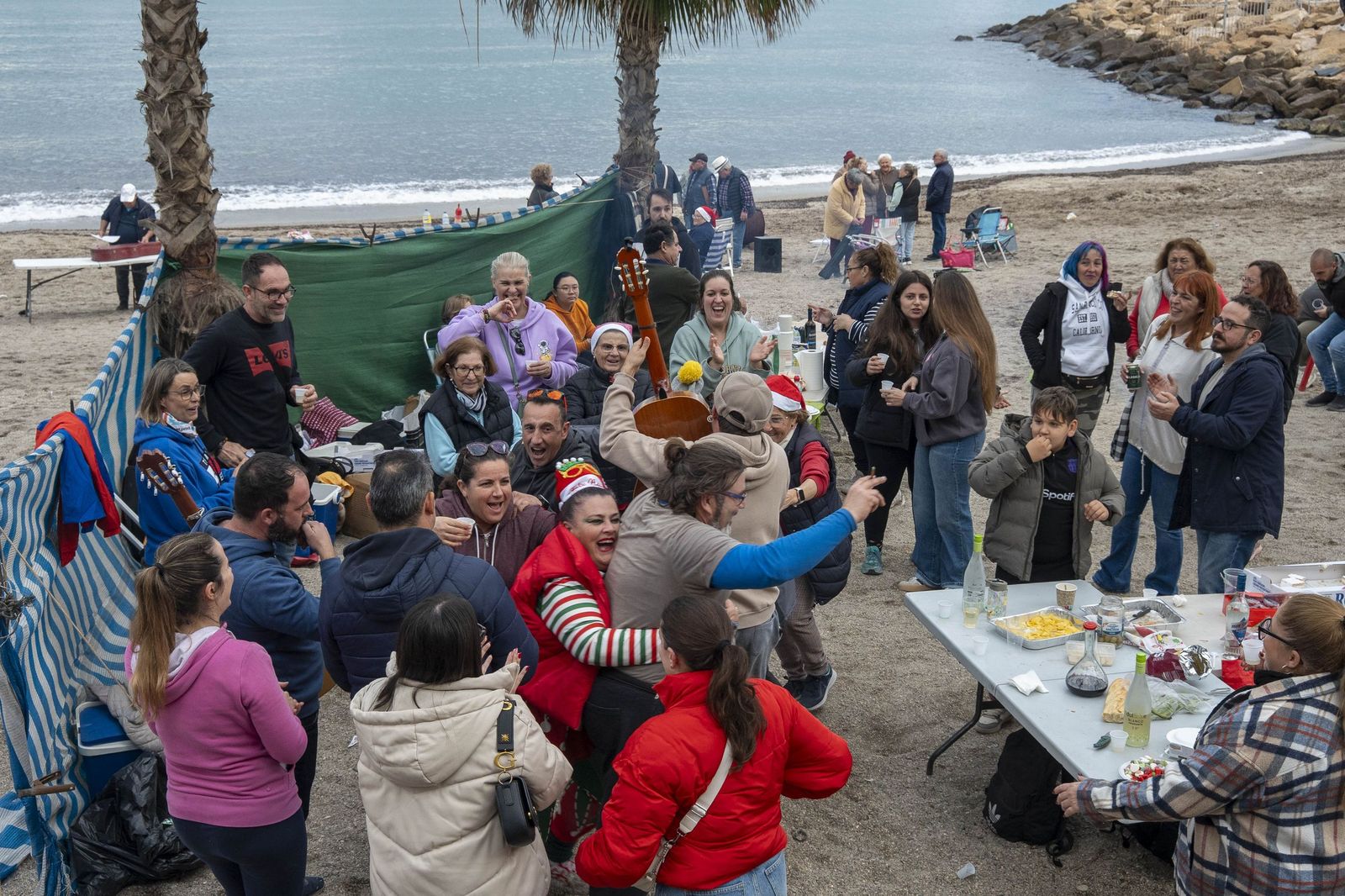 Las moragas reúnen a miles de personas en Roquetas para celebrar el final de año