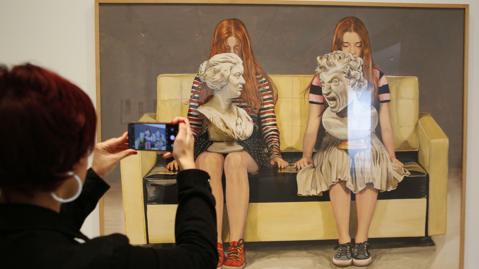 Un usuario fotografía la obra 'Bernini en el sofá'.