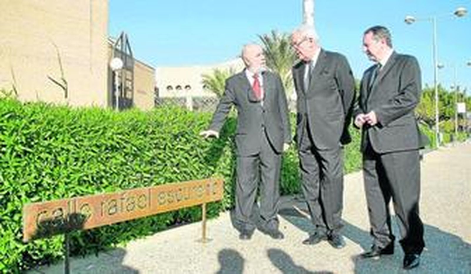 Pedro Molina junto a Rafael Escuredo y Juan Cano Bueso, directores del curso sobre crisis económica.