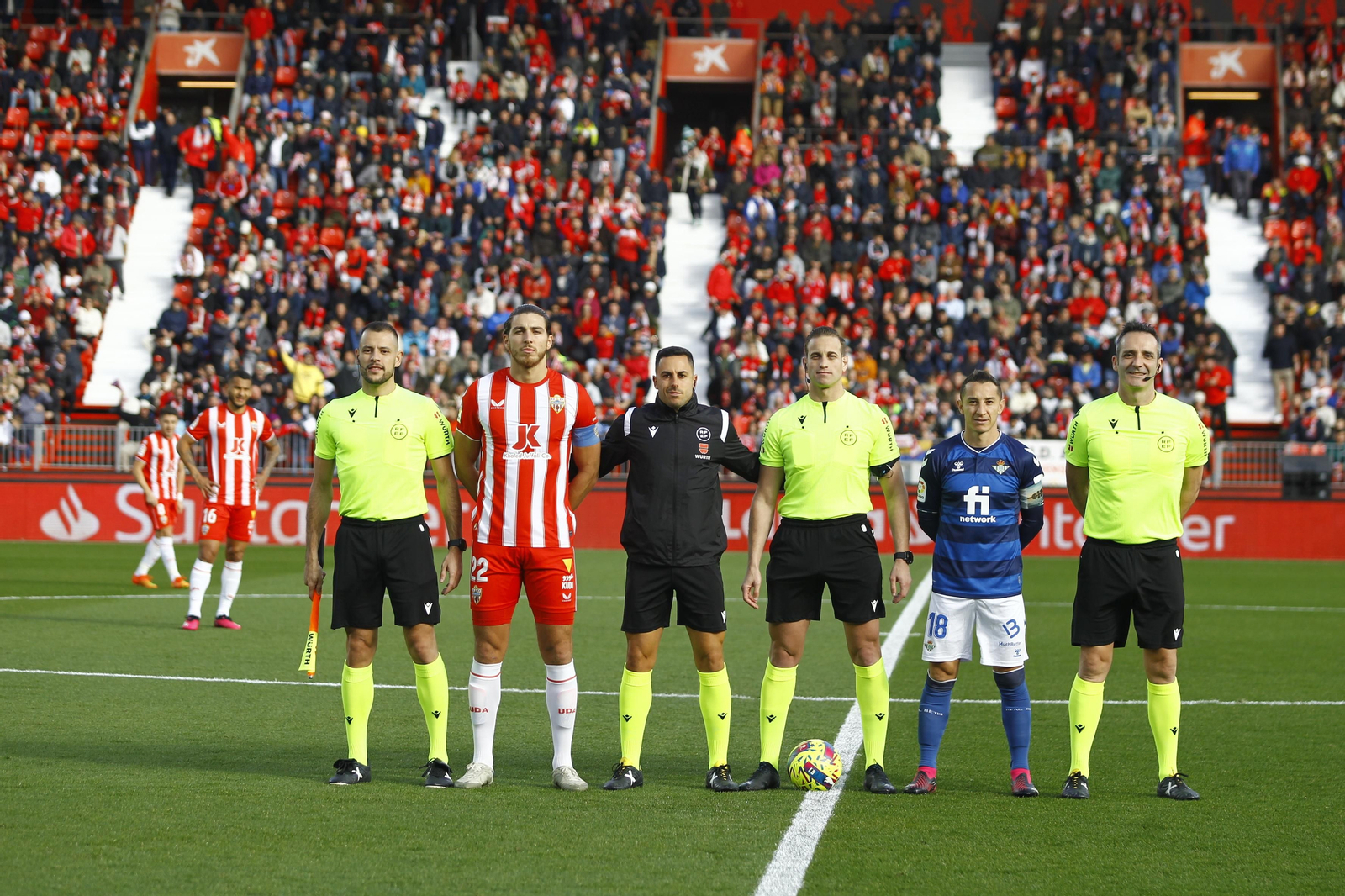 Imágenes del partido de fútbol U.D. Almería-Real Betis Balompié