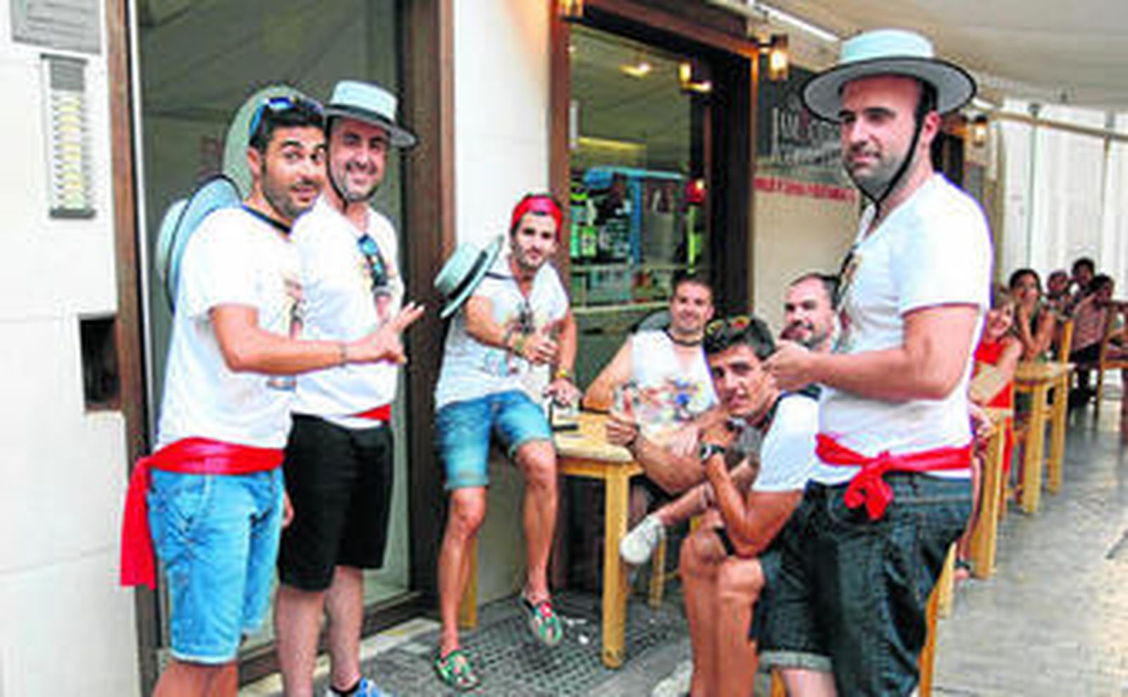 Los primeros feriantes se dejaron ver ya ayer en el Centro, ornamentados para la ocasión.