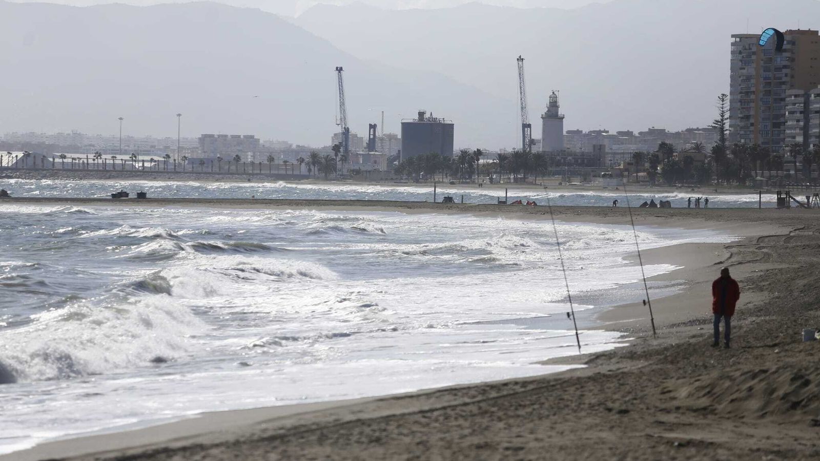 Oleaje en el litoral malagueño por el fuerte viento de levante.