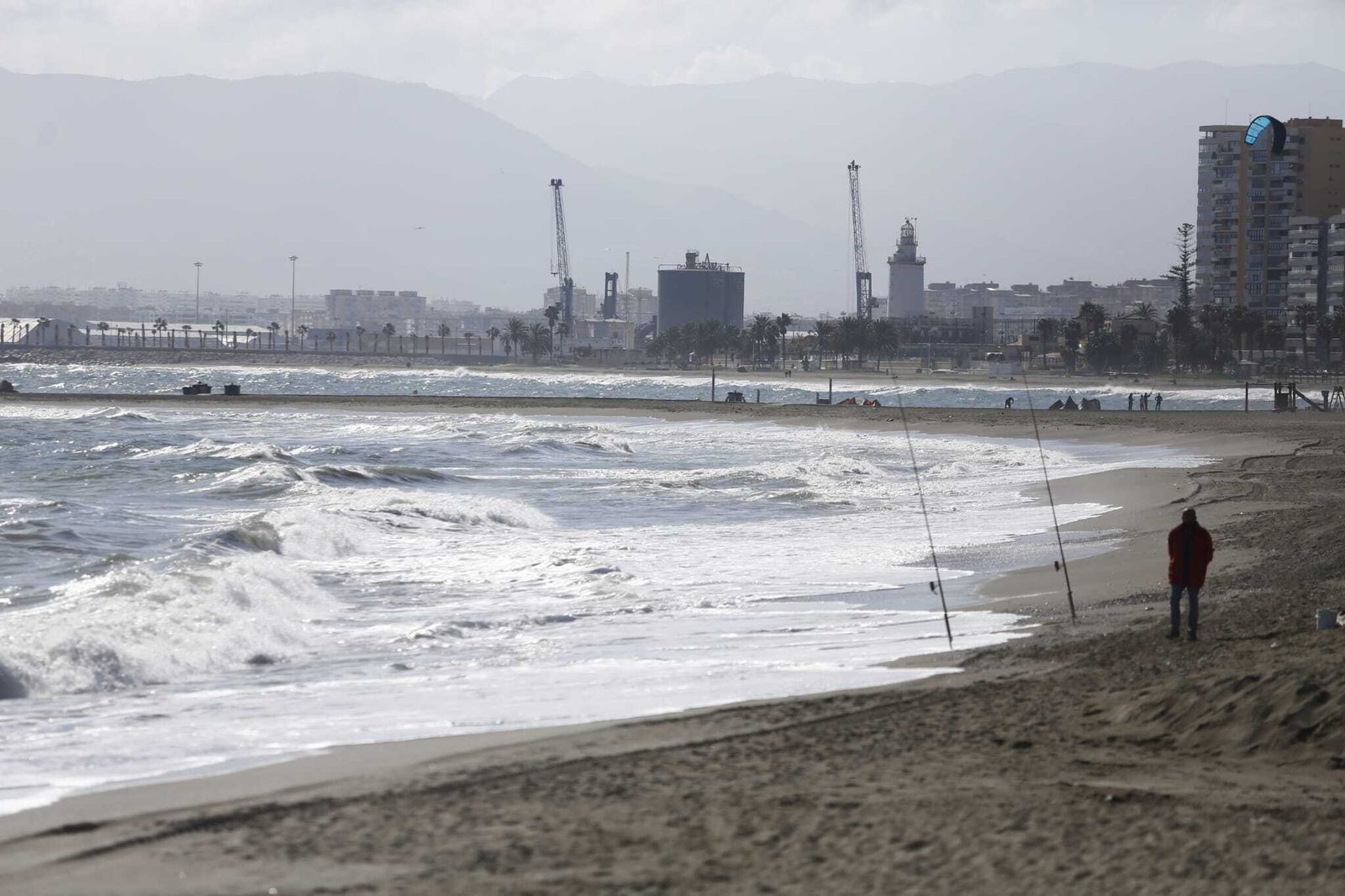 Oleaje en el litoral malagueño por el fuerte viento de levante.