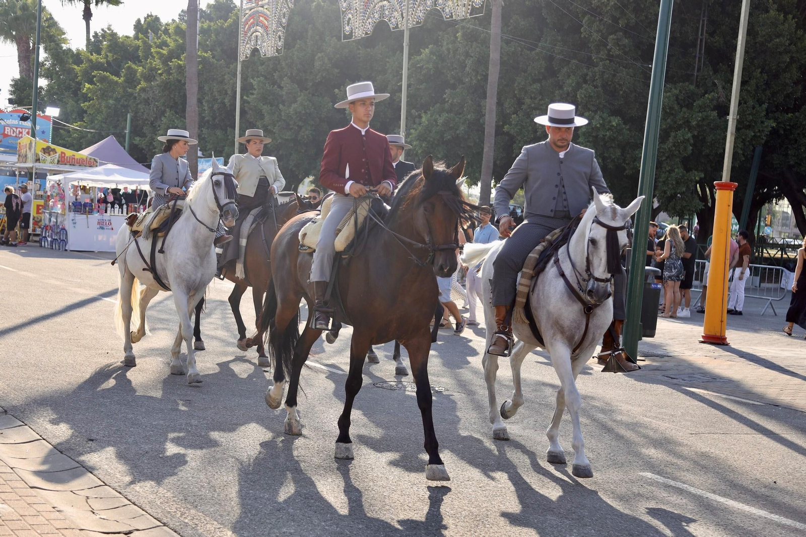 El ambiente en el Real de la Feria de Málaga este viernes, en imágenes