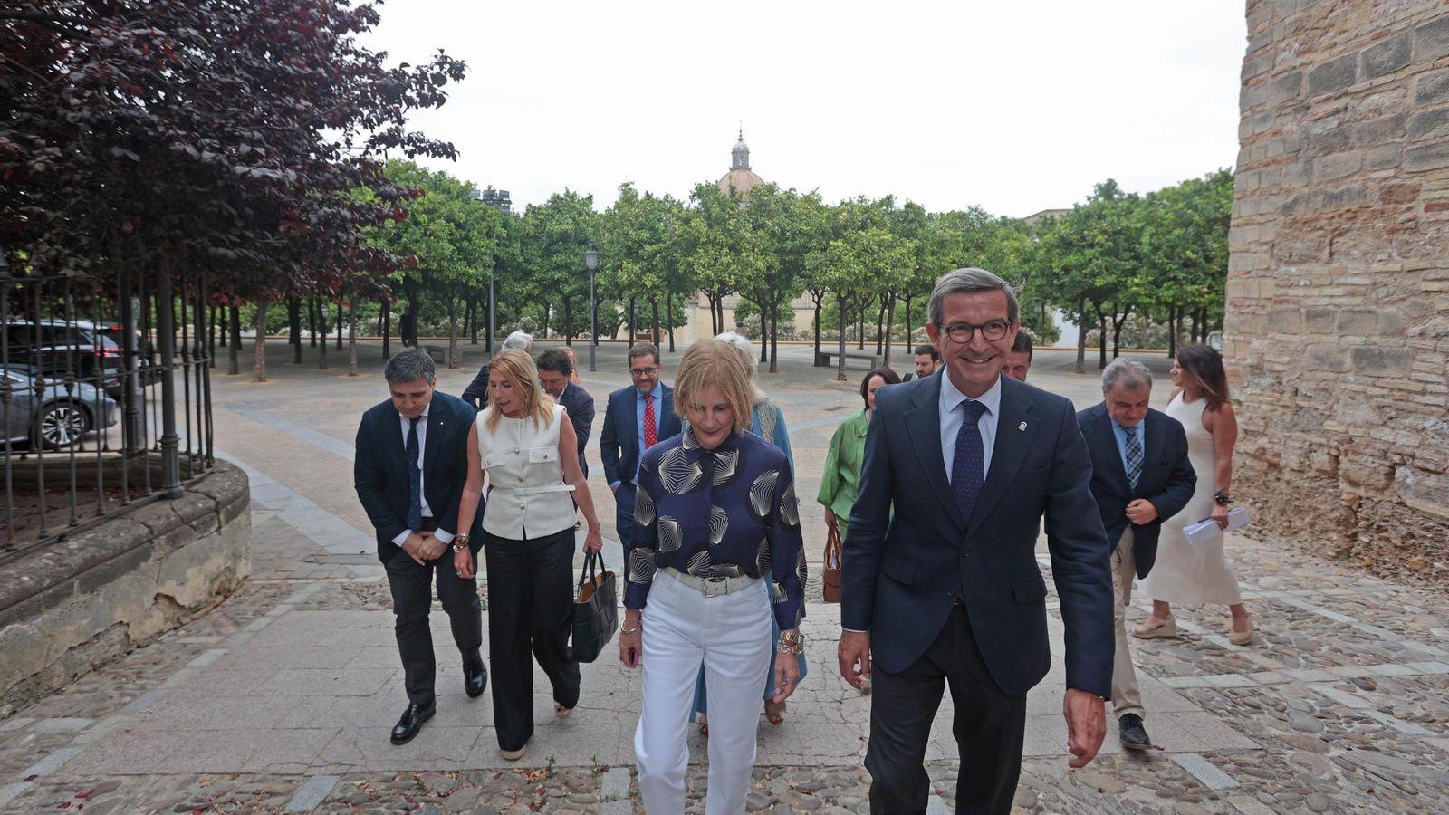 El consejero de Industria, Energía y Minas, Jorge Paradela, llega al Alcázar junto a la alcaldesa, María José García-Pelayo. El consejero de Industria, Energía y Minas, Jorge Paradela, llega al Alcázar junto a la alcaldesa, María José García-Pelayo.