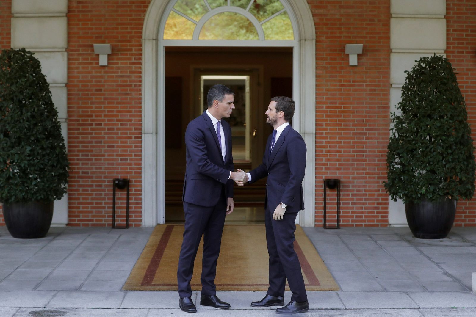 Pedro Sánchez con Pablo Casado en el Palacio de La Moncloa el pasado 16 de octubre para analizar la escalada de violencia en Cataluña tras la sentencia del 'procés'. EFE/Juan Carlos Hidalgo Sánchez se reúne con Casado para analizar situación en Cataluña tras sentencia del "
