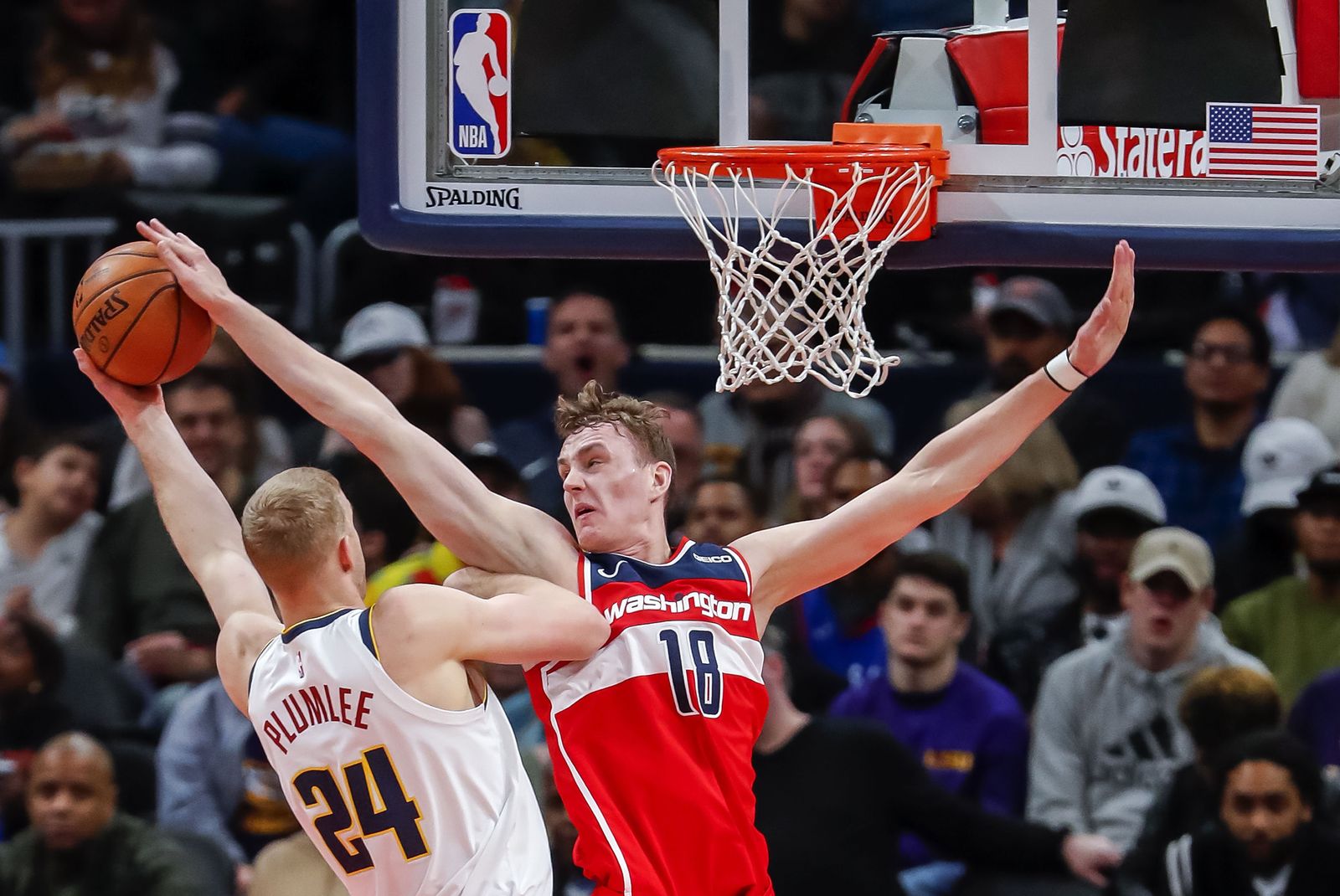 Anzejs Pasecniks,en su etapa en los Wizards, tapona a Mason Plumlee, de los Nuggets.