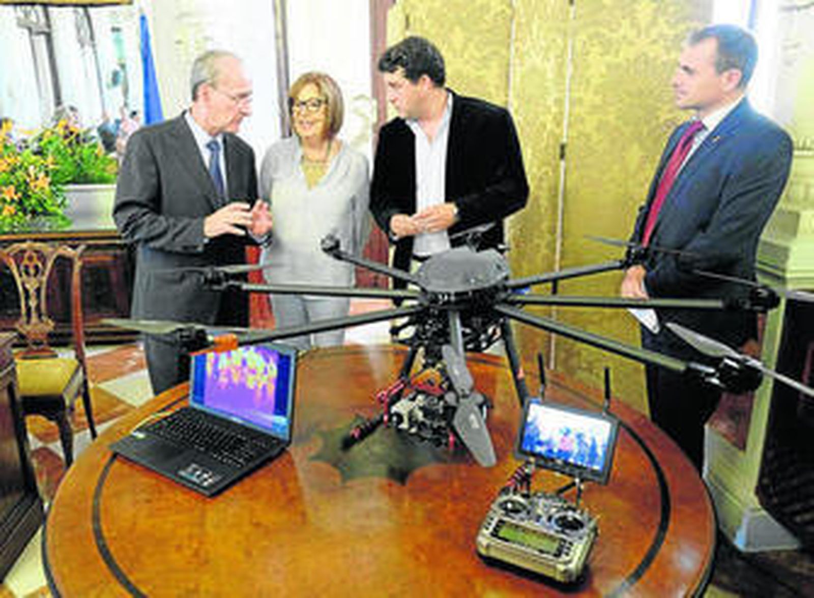El alcalde, la rectora, Jesús García (confundador de Aeorum) y el edil de Seguridad, ayer con uno de los drones.