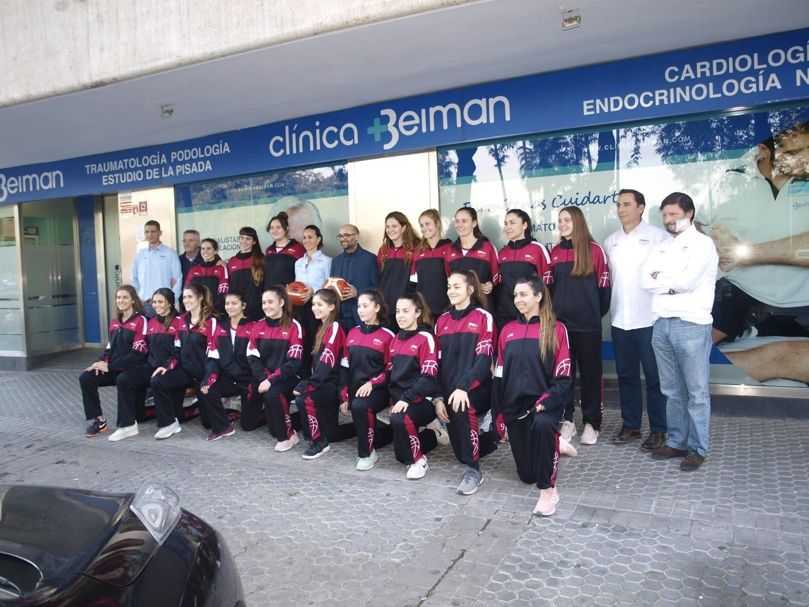La plantilla y técnicos del Beiman Sevilla posan durante el acuerdo de renovación del patrocinio de la empresa.