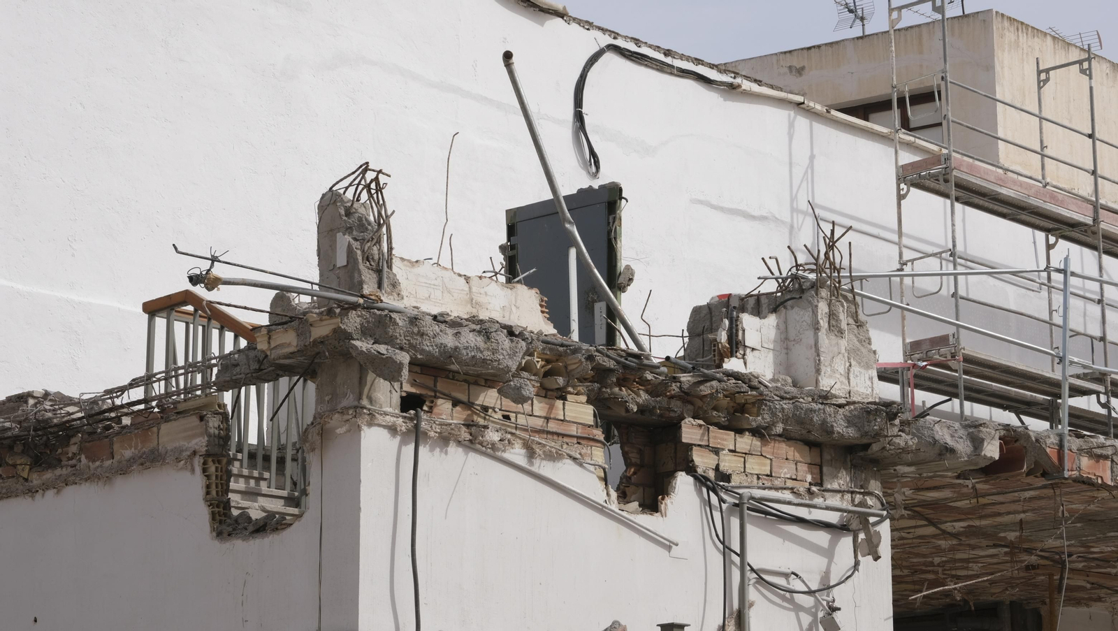 Las mejores imágenes del derribo de la oficina central de Correos en Almería
