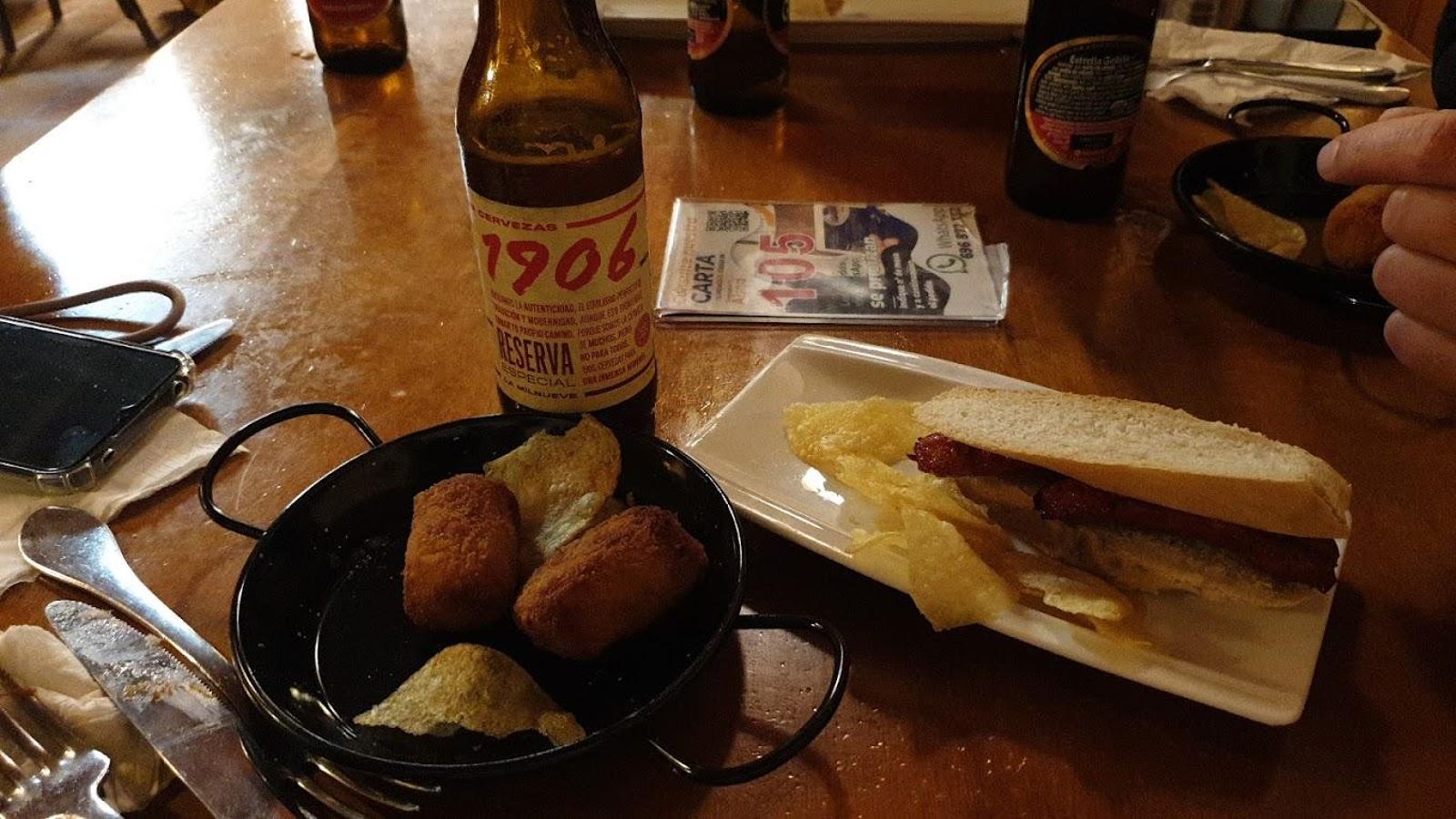 Tapa de croquetas y chistorra.