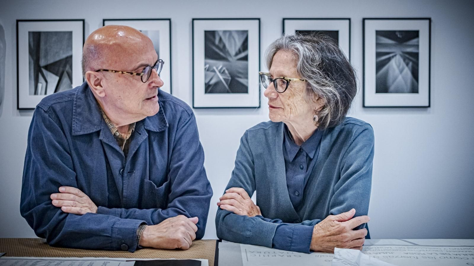 Paco Periñán y Julia de la Rosa posan ante la obra en el Colegio de Arqutitectos de Cádiz