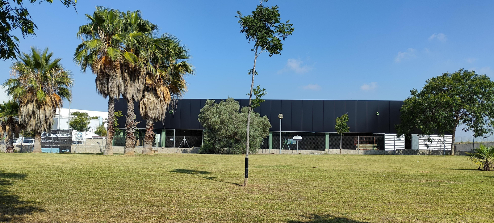 Basuras y escombros en el parque empresarial La Norieta de Jerez Basuras y escombros en el parque empresarial La Norieta de Jerez