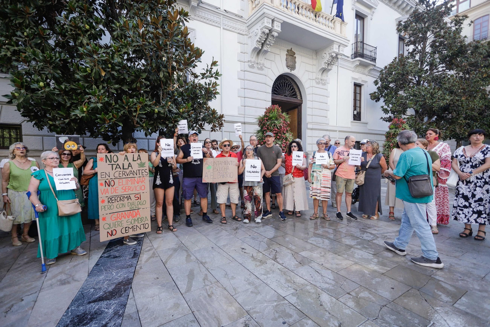 Concentración vecinal de los vecinos de la Avenida Cervantes en contra de la reforma celebrada en la Plaza del Carmen el 11 de agosto