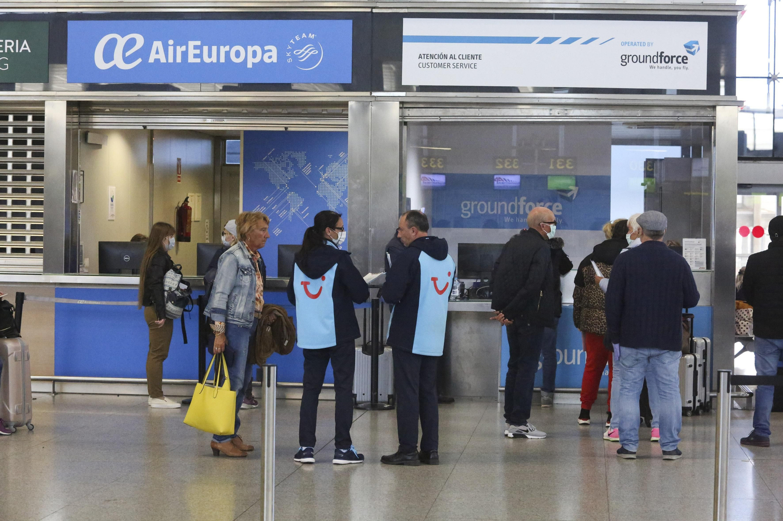 La cuarentena del coronavirus no frena el tráfico de pasajeros en el aeropuerto de Málaga, en fotos