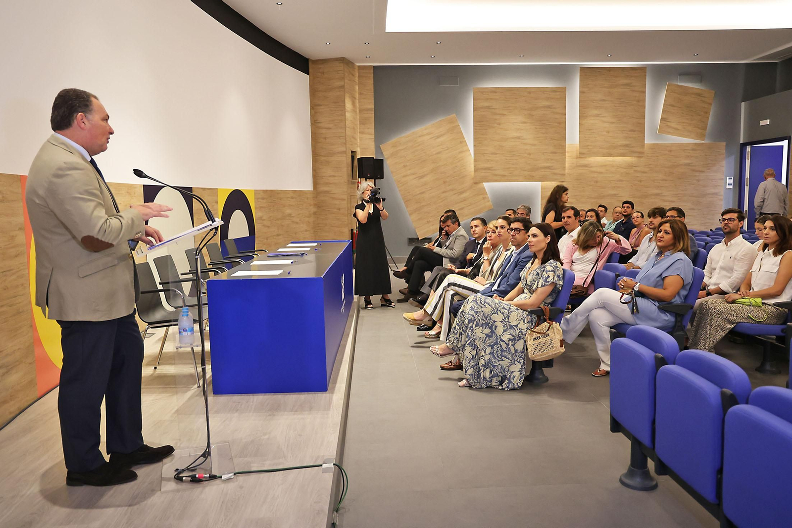 Imágenes de la firma con alcaldes de 34 municipios los convenios del programa 'Tu Diputación Invierte'