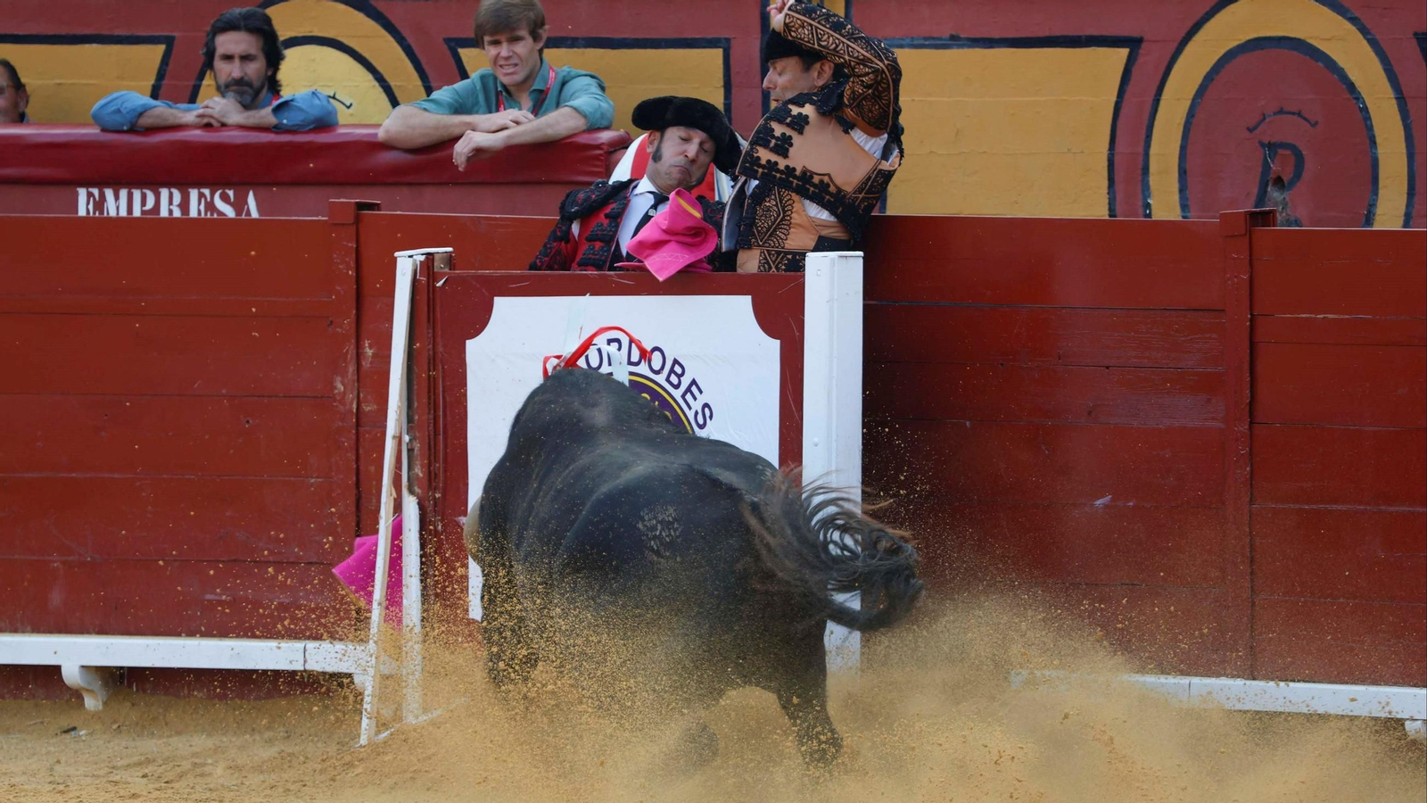 Espectacular remate de un toro de La Palmosilla en uno de los burladeros de Las Palomas.