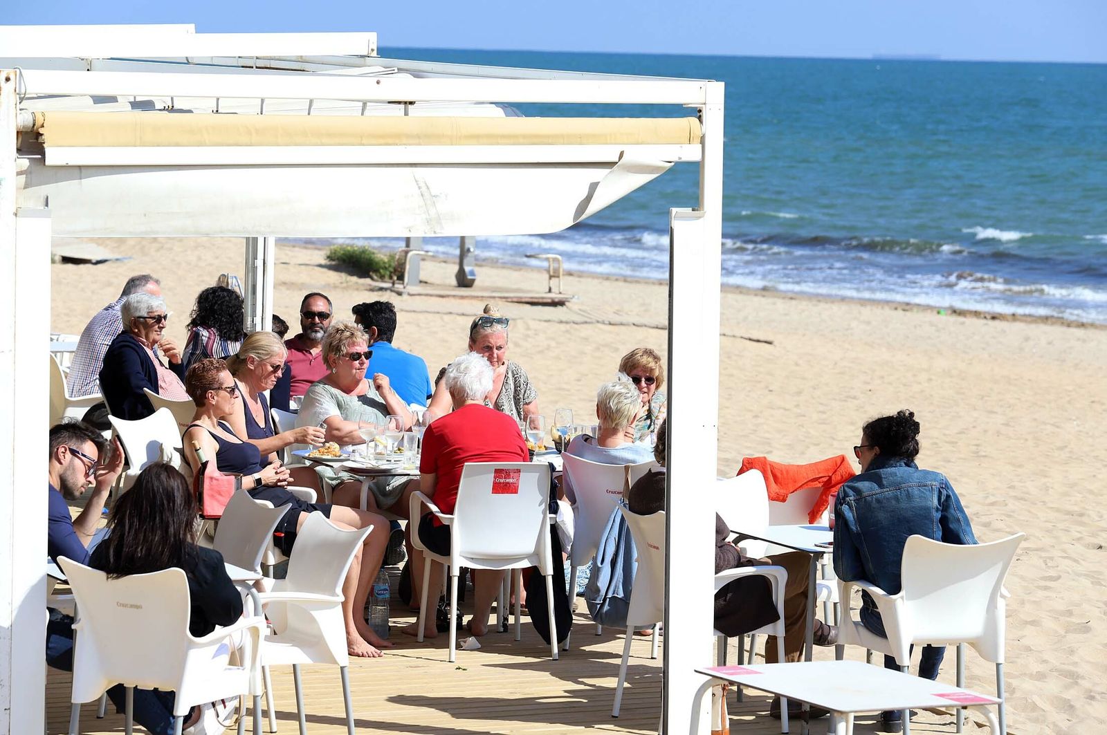 Turistas en una playa de Huelva.