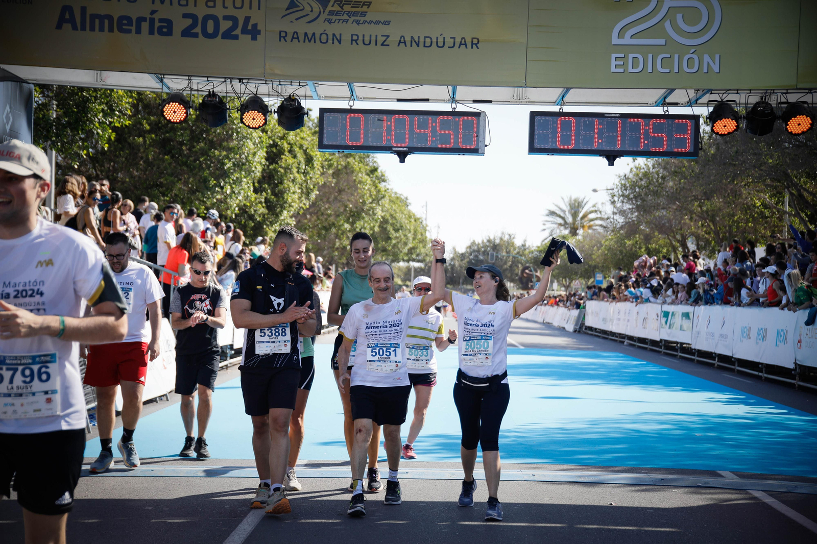 Imágenes de la llegada de la Media maratón Ciudad de Almería