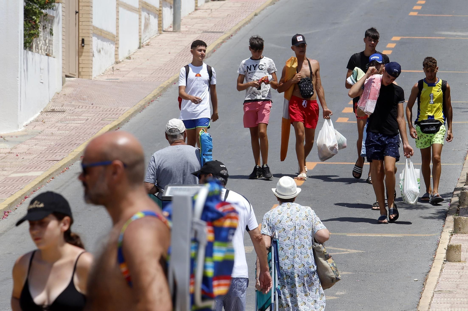 Grupos de bañistas caminan a las playas en la provincia de Huelva.