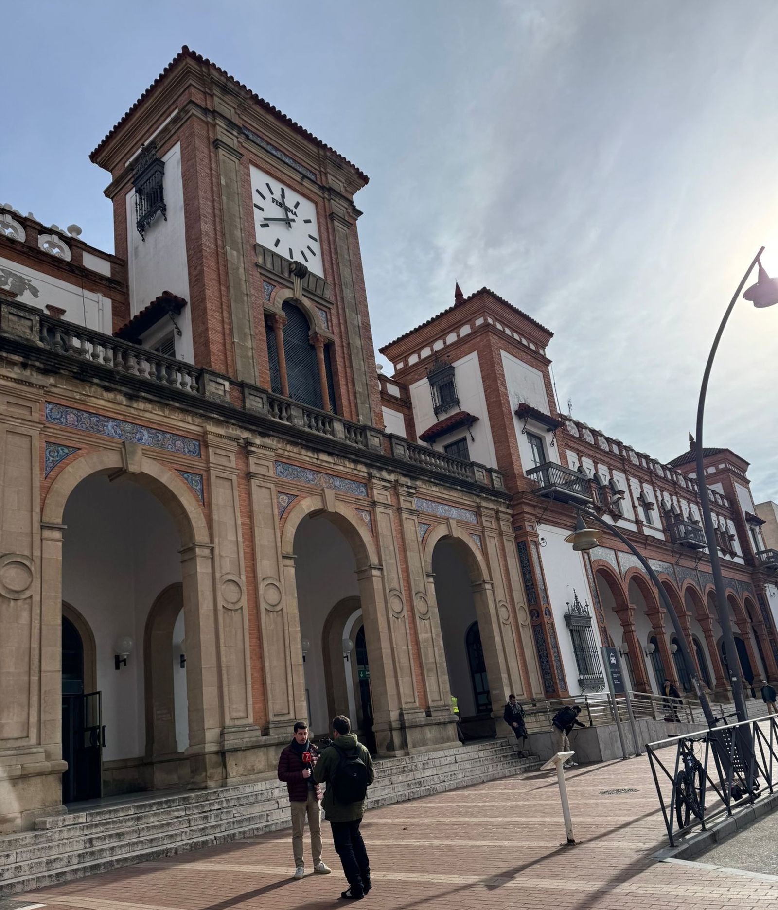 Compañeros de los medios en la fachada de la Estación de Ferrocarriles de Jerez, este lunes.