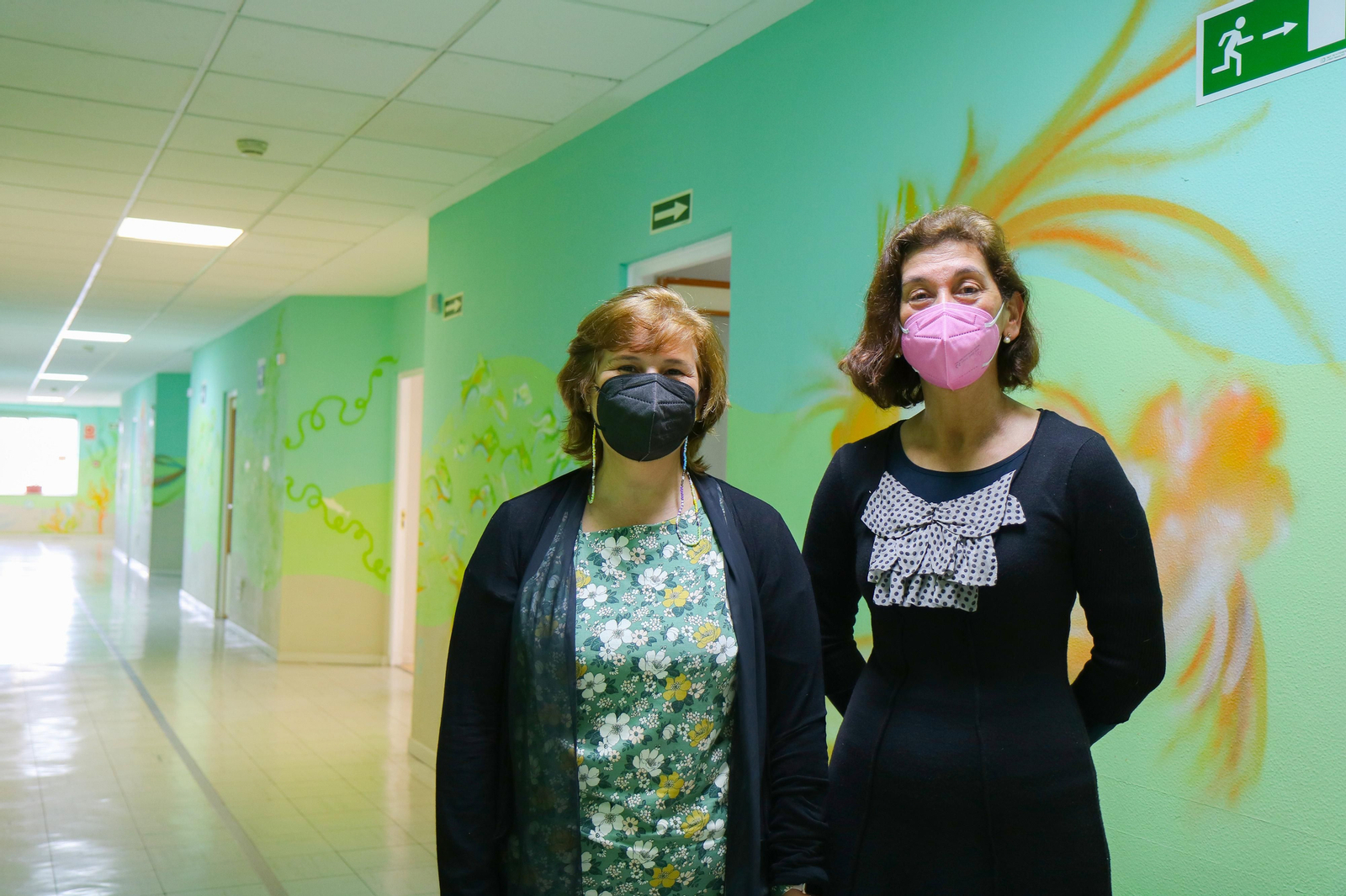 María jesús Pérez-Solano, de la Fundación New Health, junto a la jefa de Trabajo Social del Virgen del Rocío, Agustina Hervás.