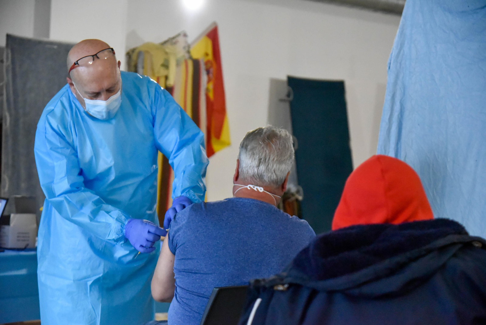Un hombre recibe la vacuna en el centro de puertas abiertas de la Villa Vieja, en Algeciras.