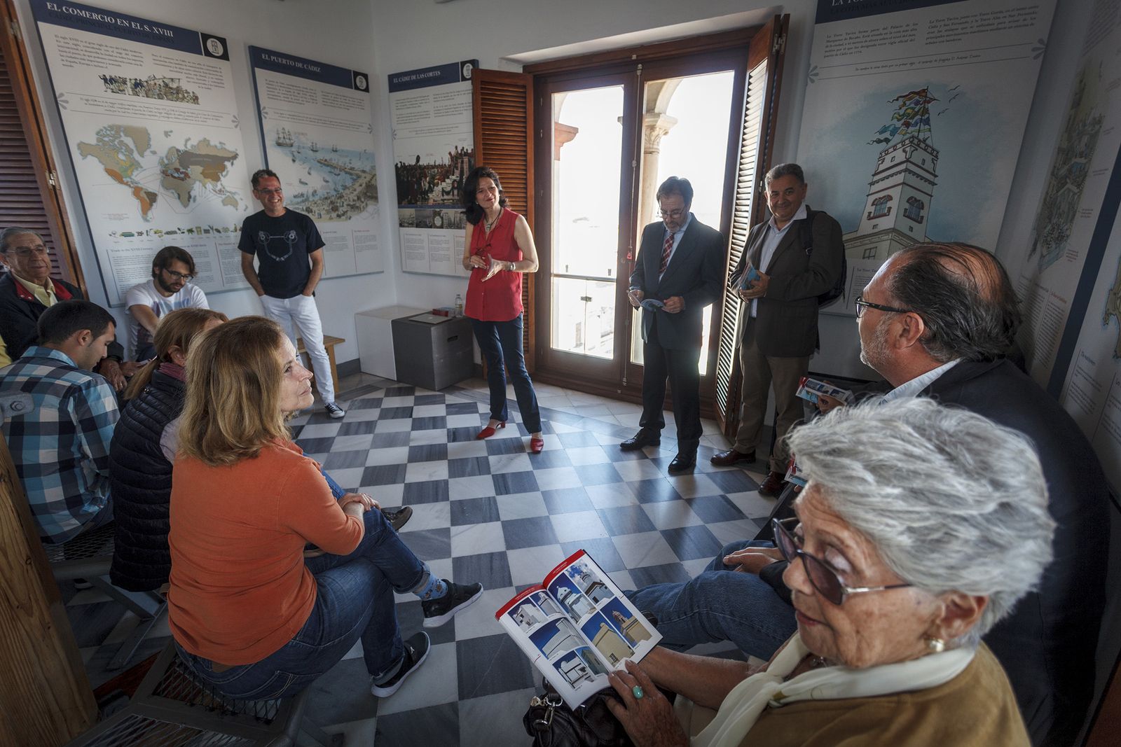 La gerente de la Torre Tavira, Belén González Dorao, presenta ayer el libro'Torres miradores de Cádiz'.
