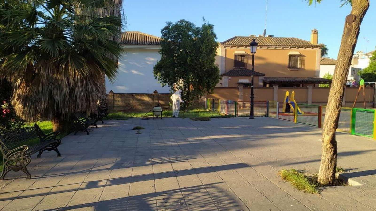 Fumigan en parques y jardines de Coria del Río contra el mosquito común. Fumigan en parques y jardines de Coria del Río contra el mosquito común.