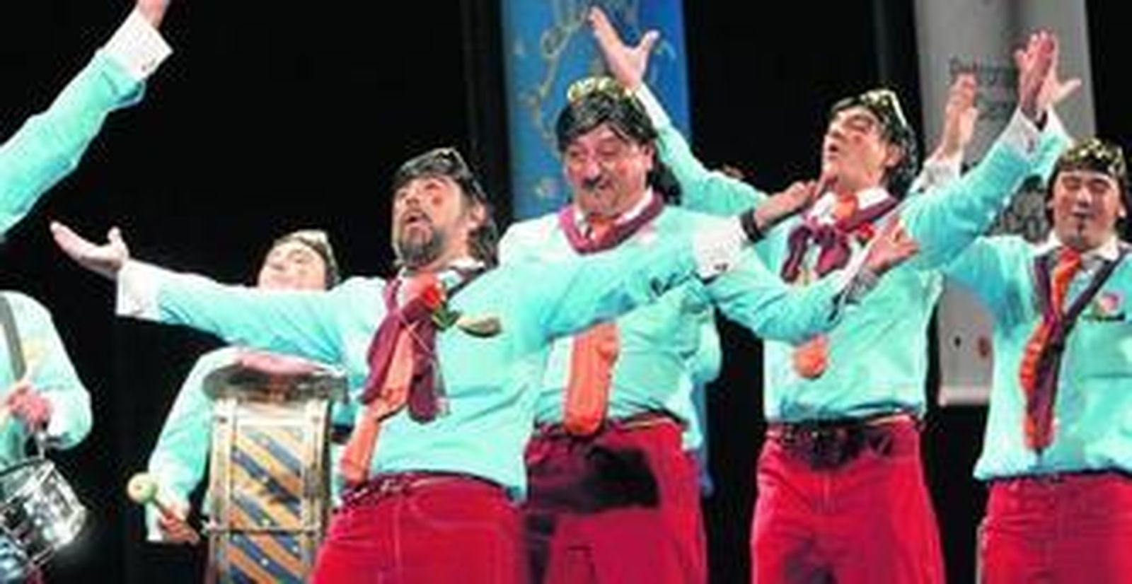 Actuación de la chirigota 'Los falsos' en la fase de semifinales del Concurso de 2010.