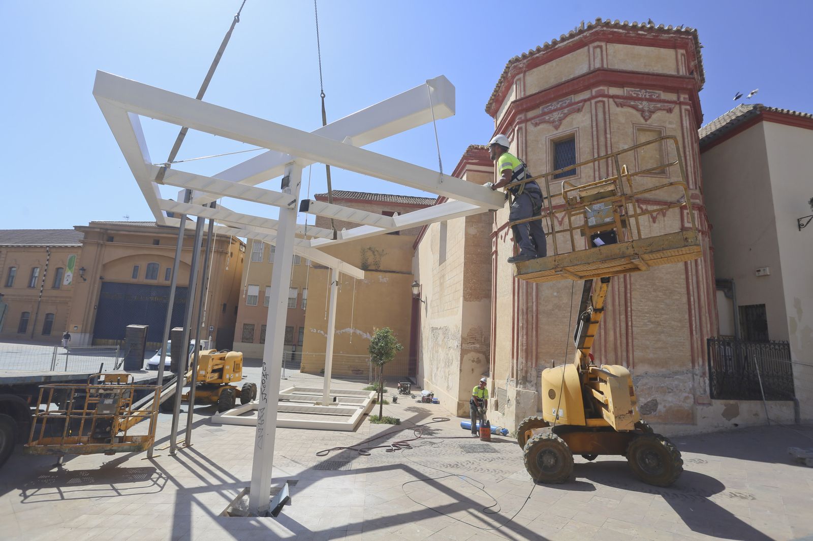 La retirada de la polémica pérgola de Santo Domingo, en fotos