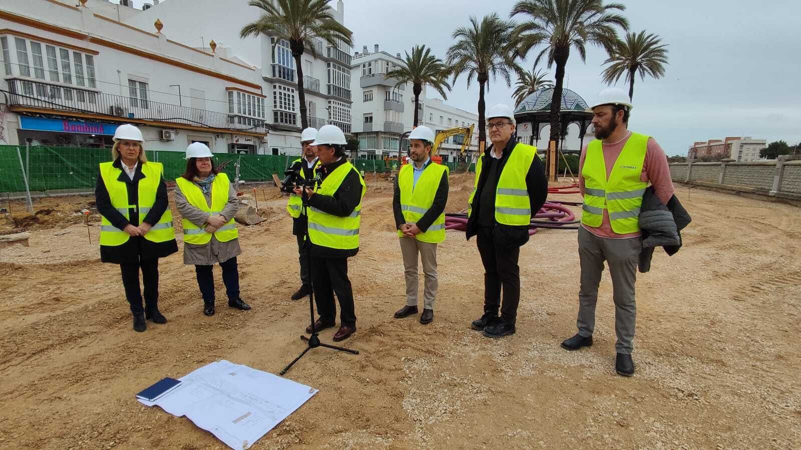 El alcalde, durante su visita a las obras.