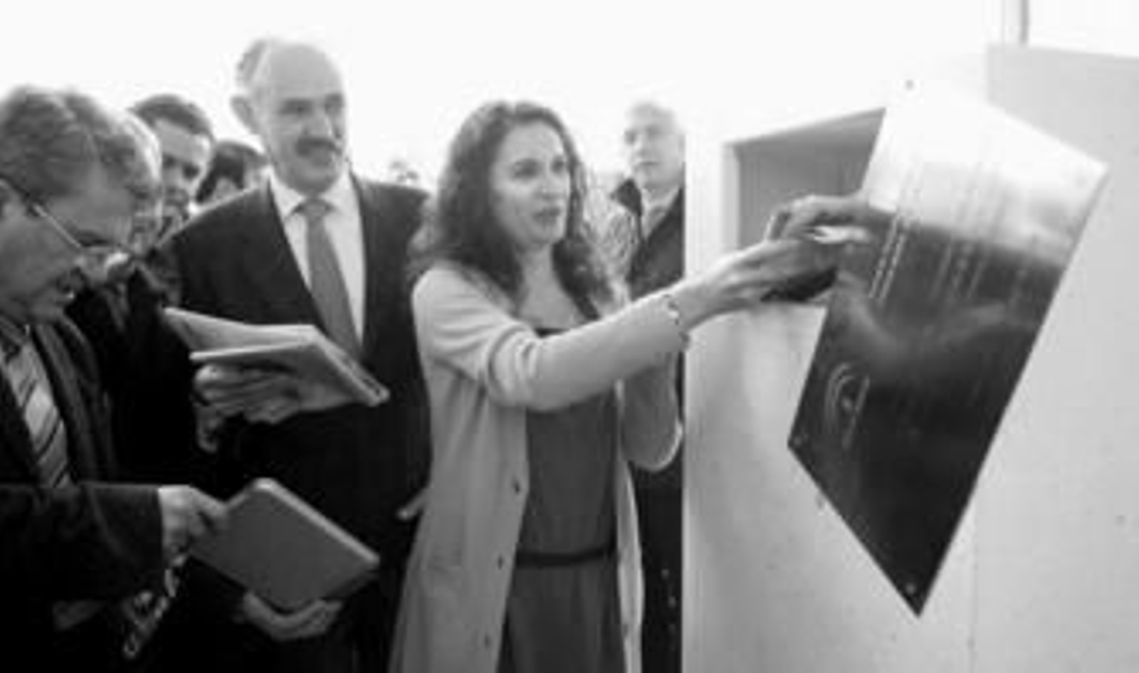 La consejera de Salud, María José Montero, colocó la primera piedra del Chare de la Costa occidental.