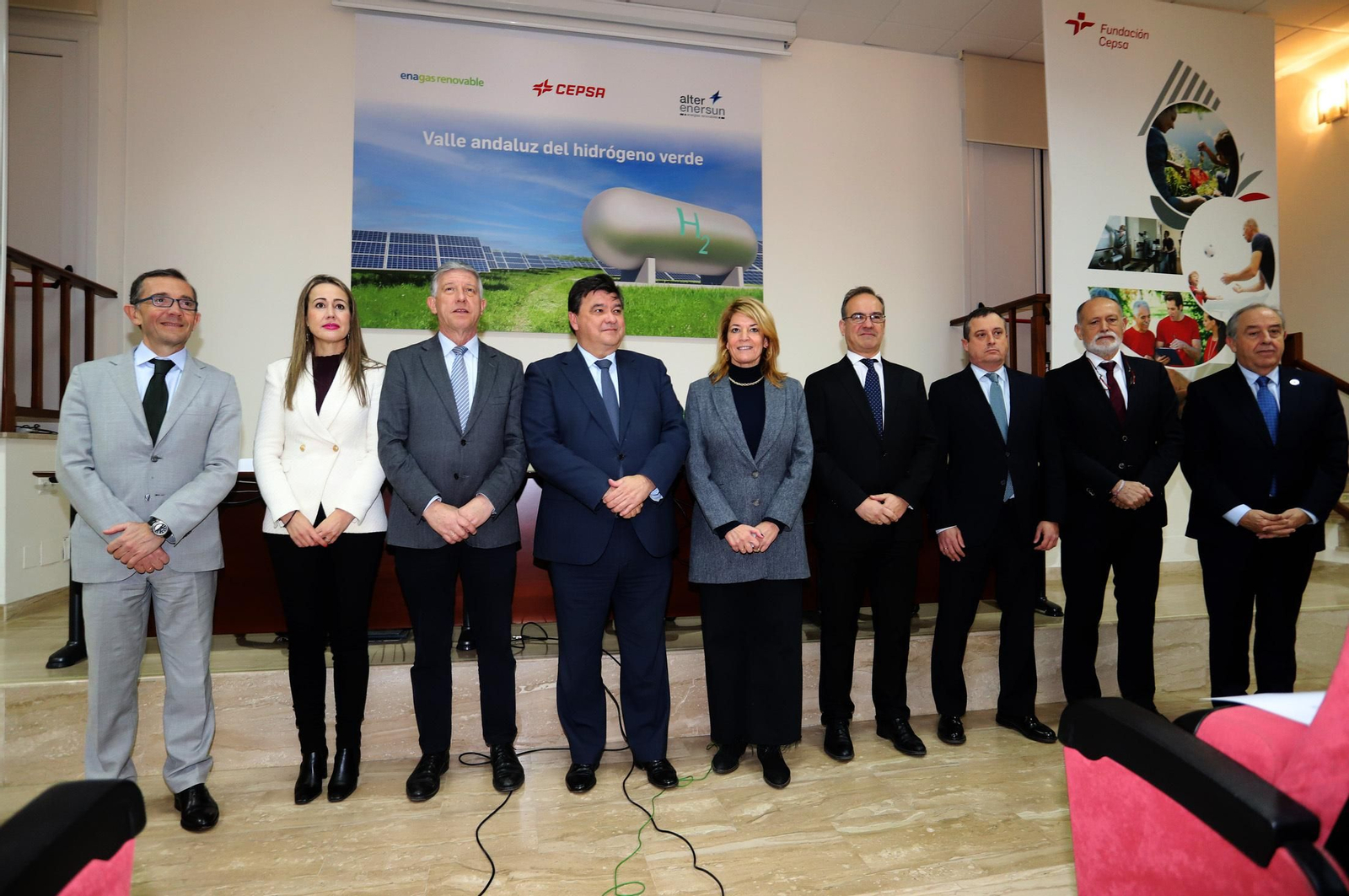 Imágenes del convenio entre Cepsa, Enagás Renovable y Alter Enersun para impulsar la descarbonización de la industria local y el transporte