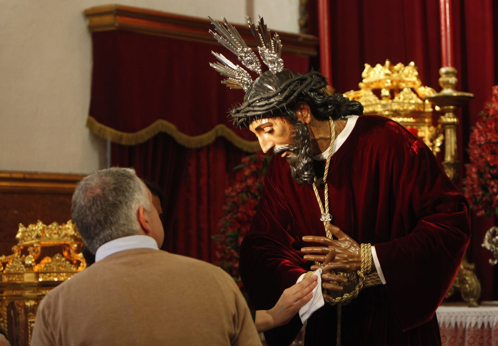 Besapies del Cristo del Cachorro y besamanos del Jesús Nazareno